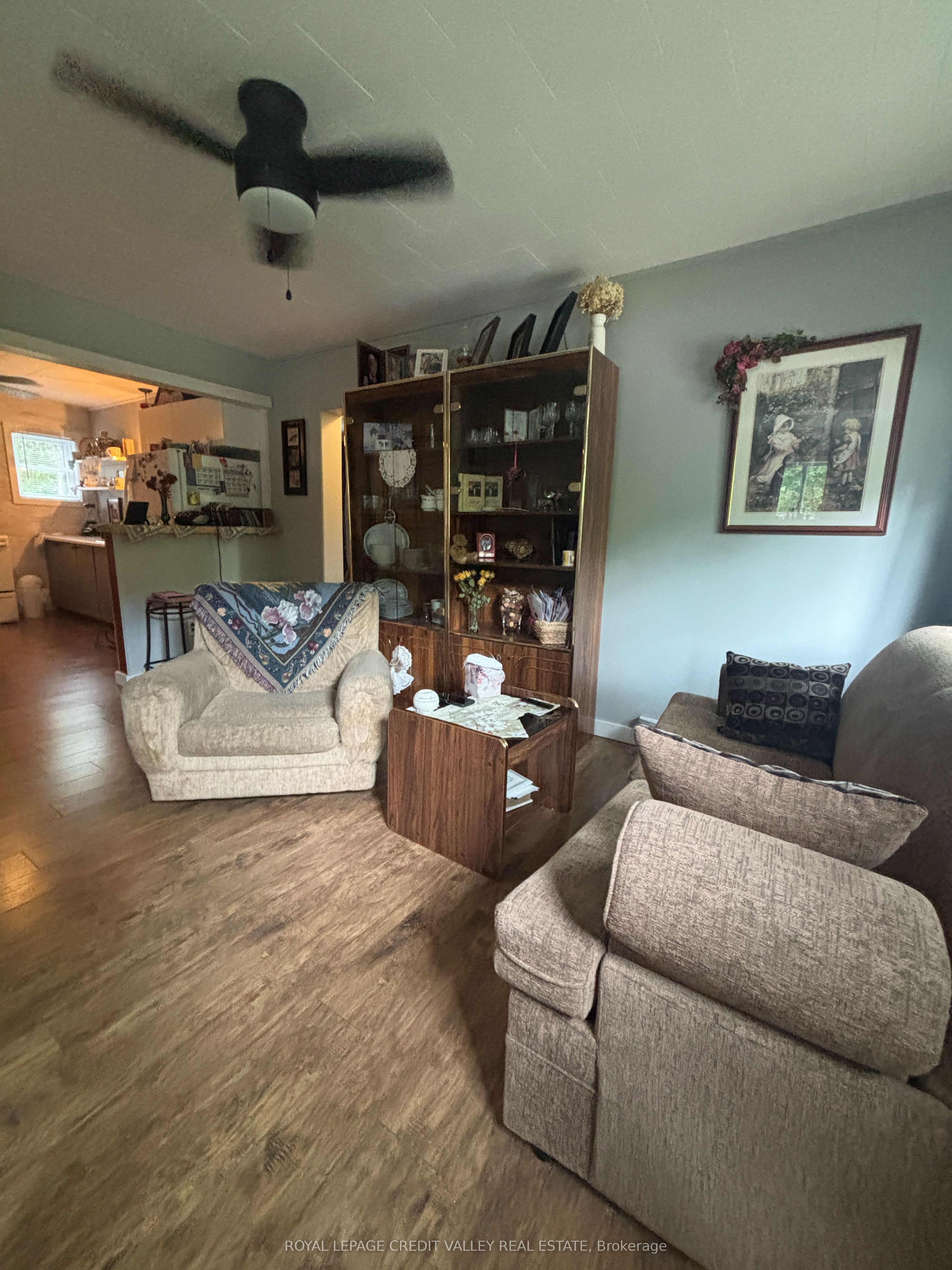 40 Cleak Avenue N Property Photo 9