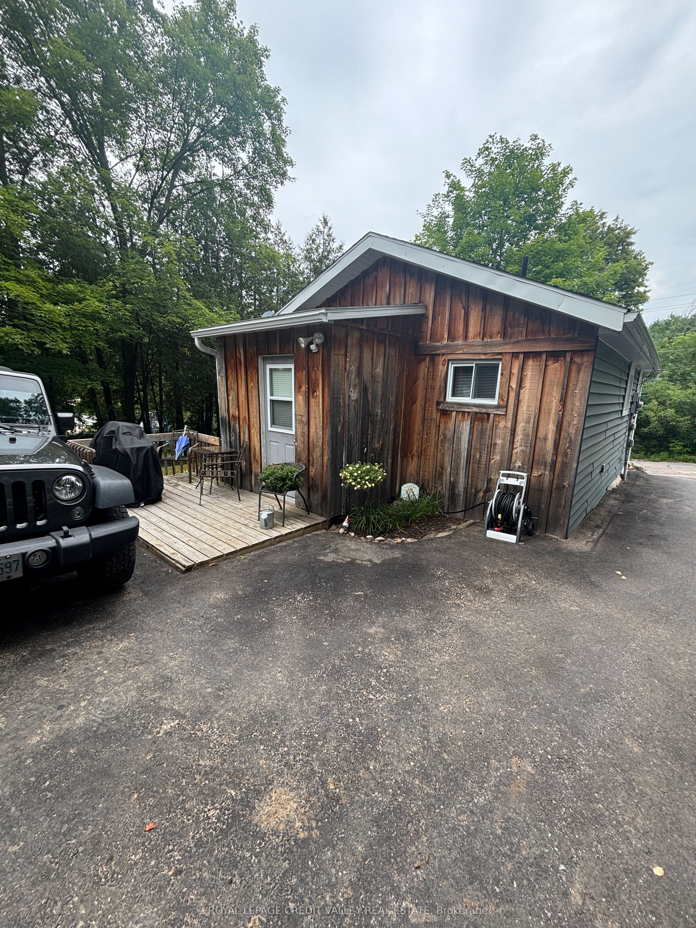 40 Cleak Avenue N Property Photo 27