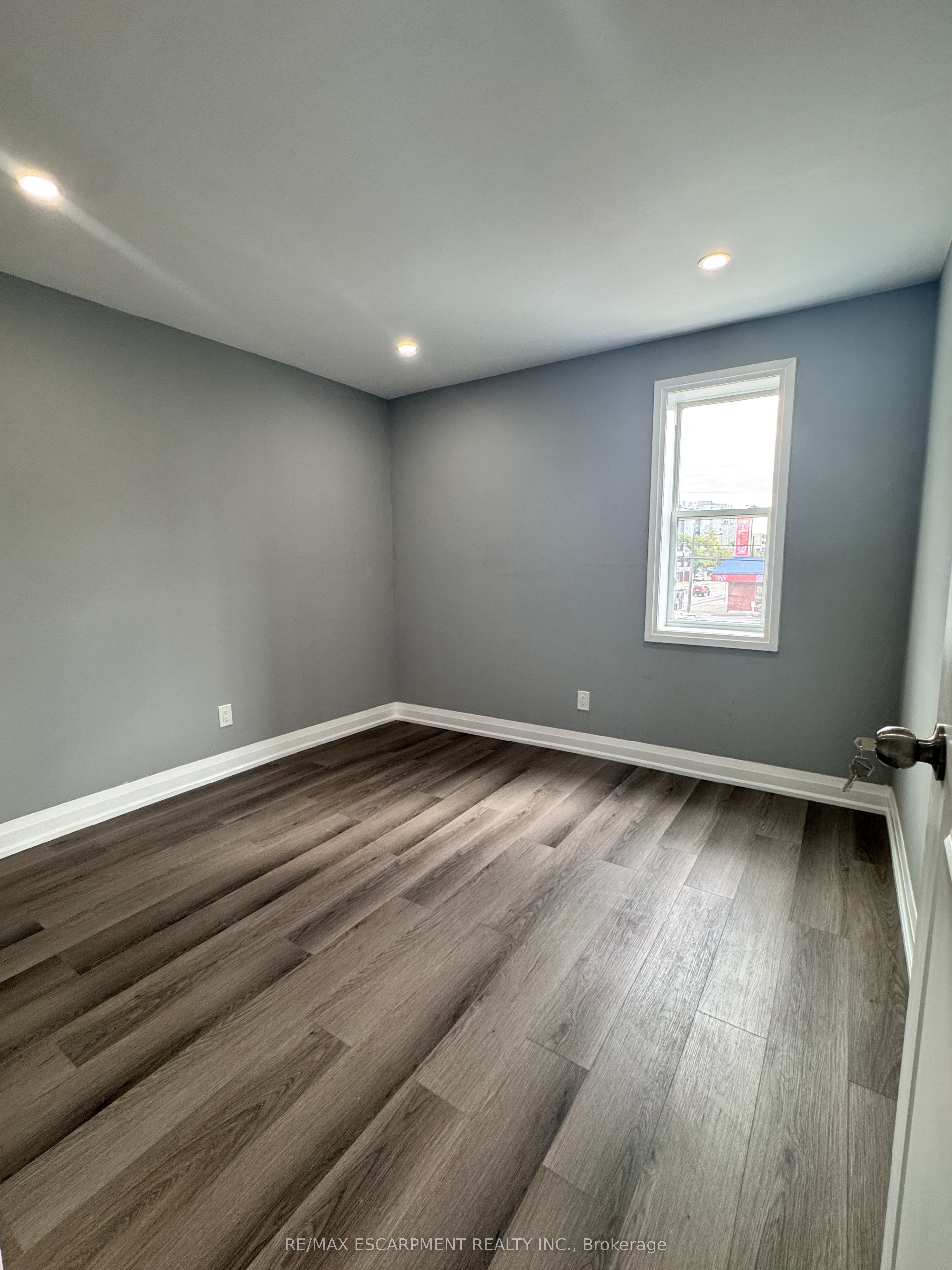 302 Queenston Road Property Photo 4