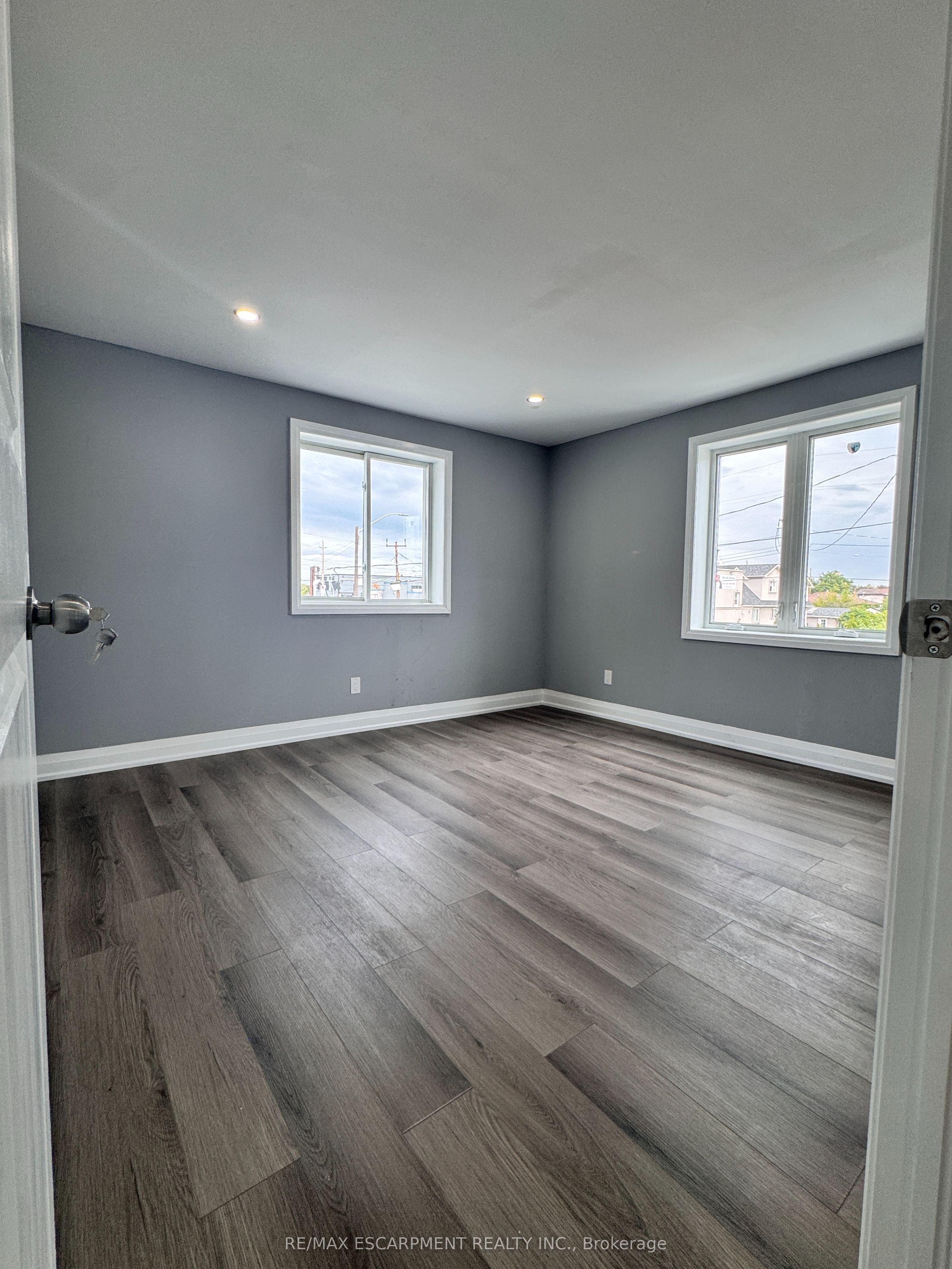302 Queenston Road Property Photo 6