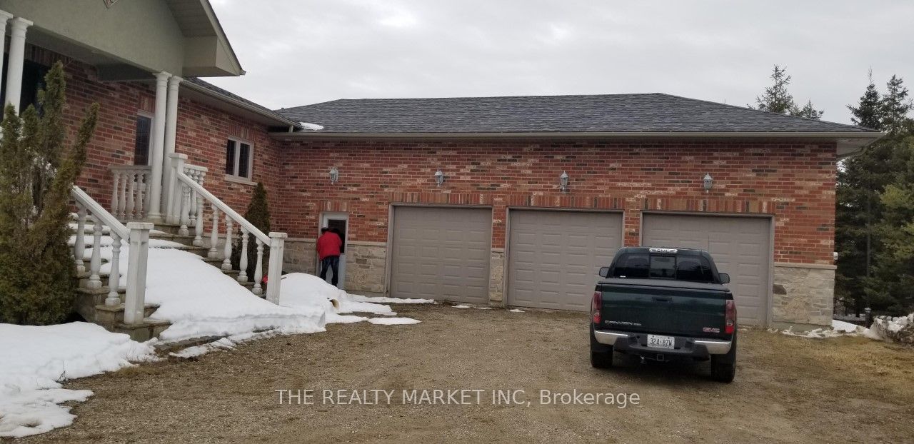 383206 20 Side Road Upper Level Property Photo 3