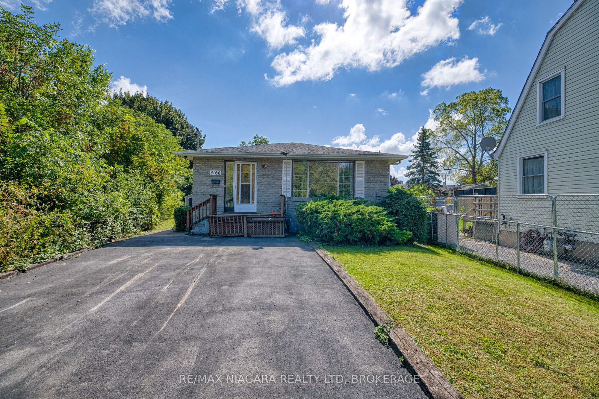 4166 Chippawa Parkway Property Photo 1