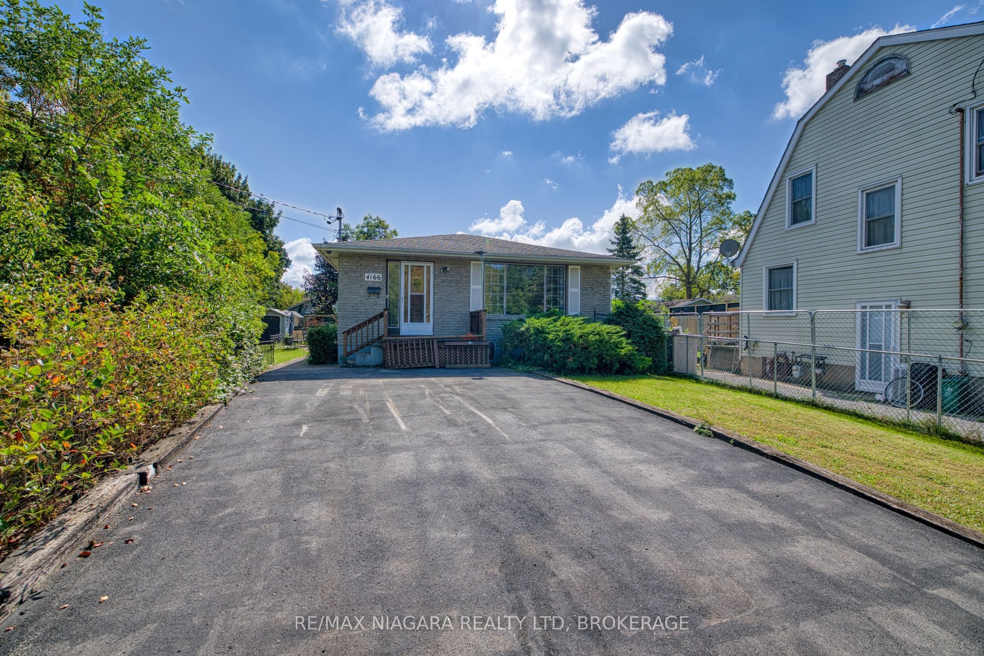 4166 Chippawa Parkway Property Photo 2