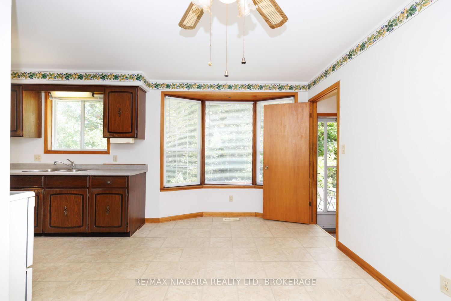 4166 Chippawa Parkway Property Photo 9