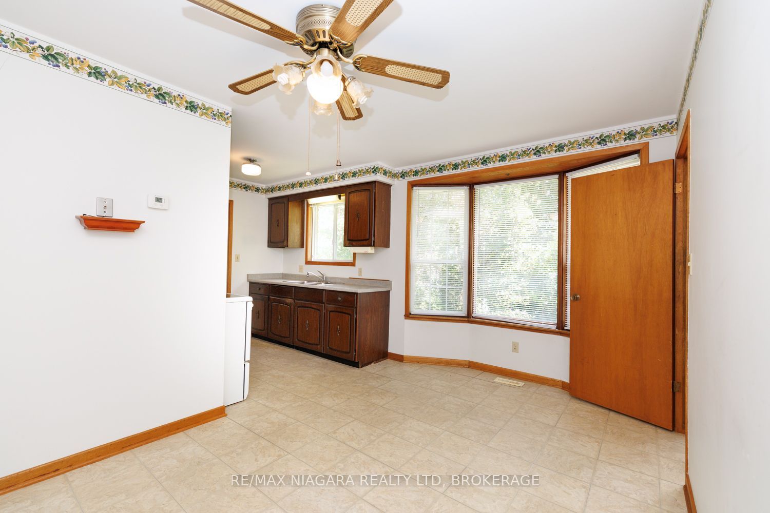 4166 Chippawa Parkway Property Photo 10