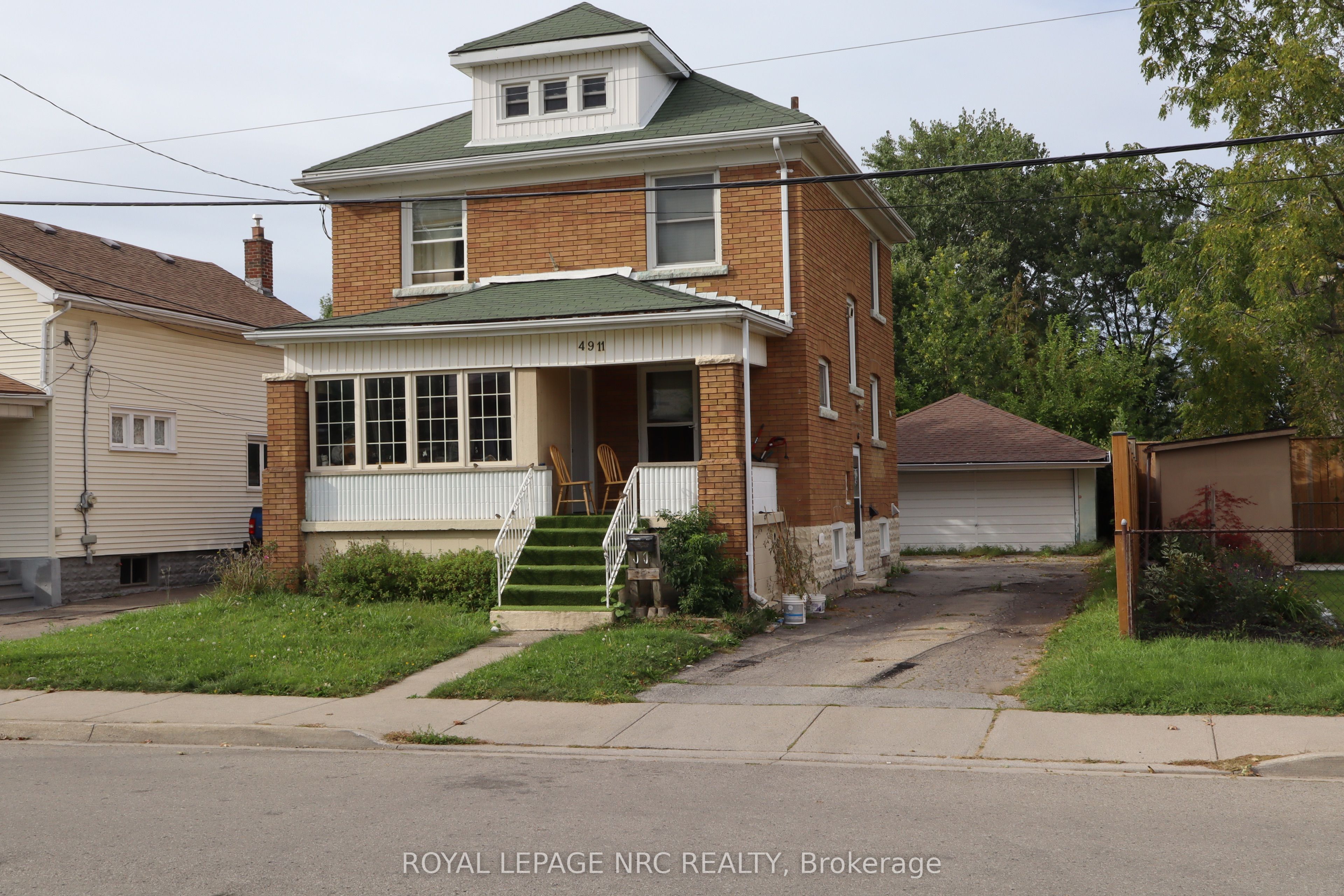 4911 Maple Street Property Photo 1