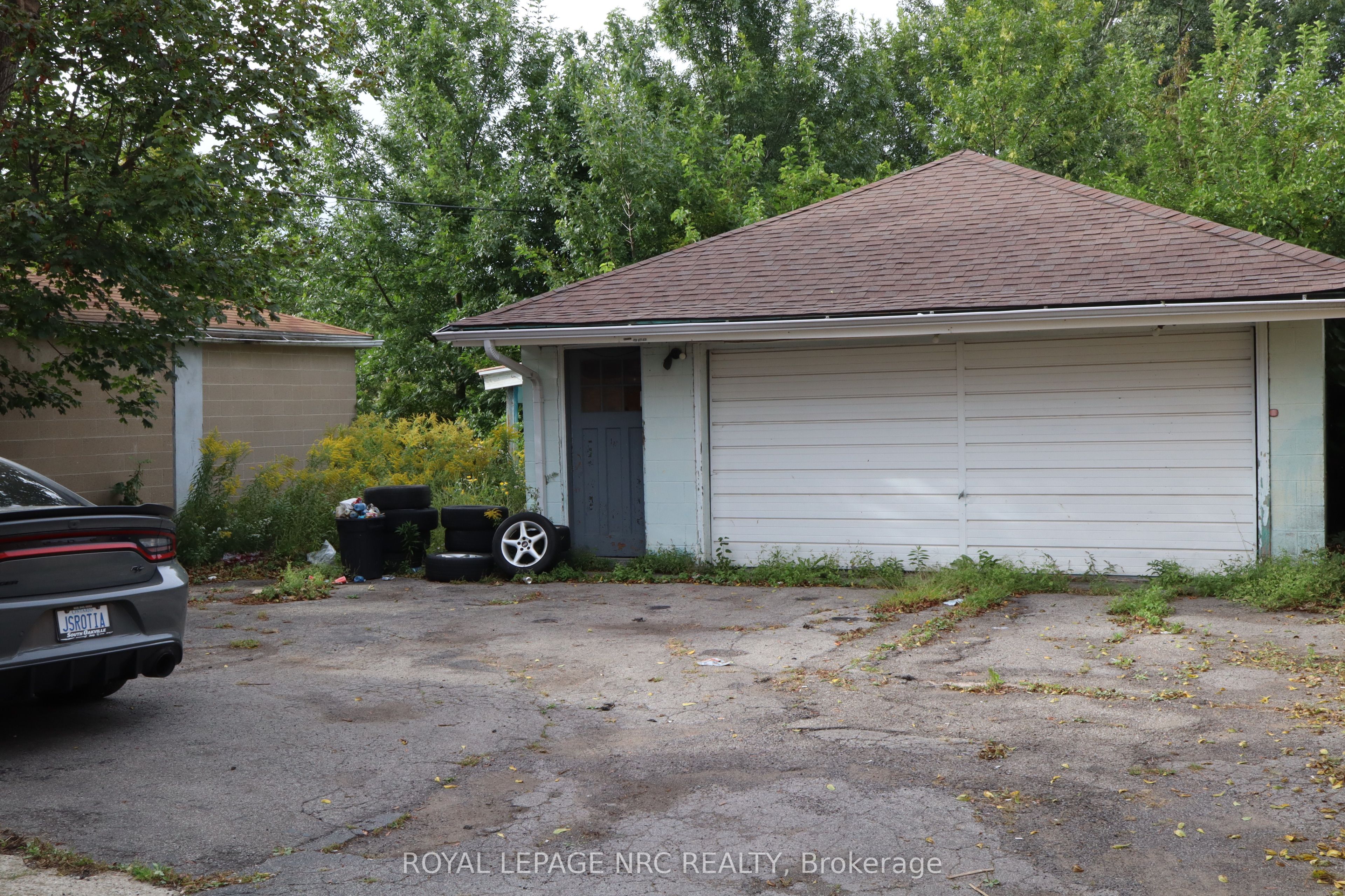 4911 Maple Street Property Photo 2