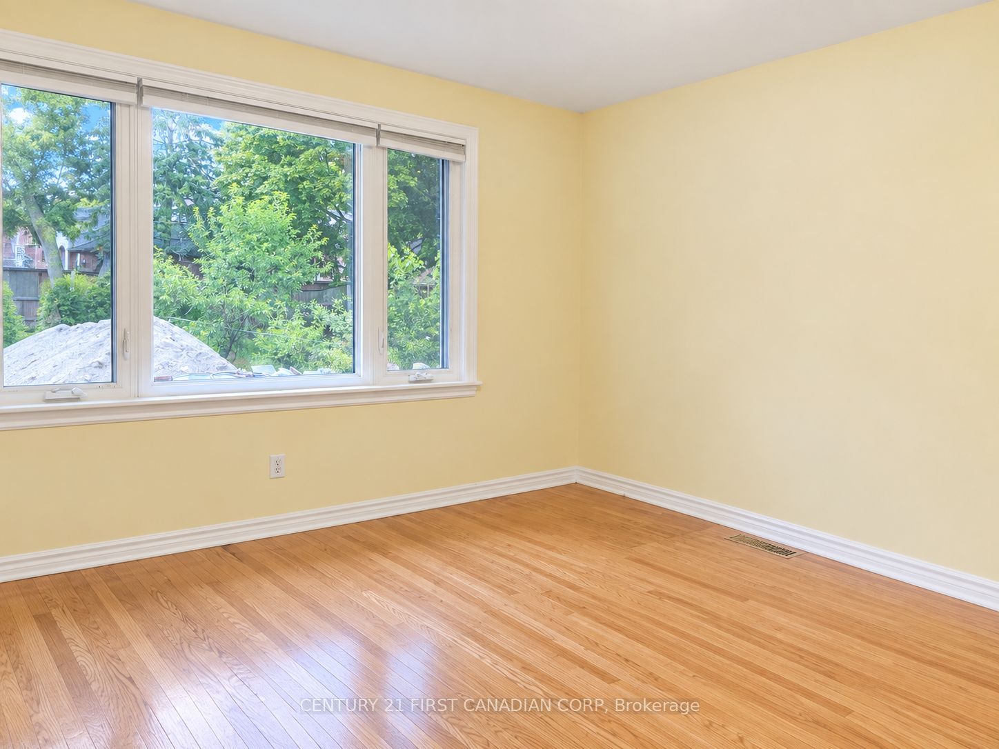 638 Tennent Avenue Upper Level Property Photo 2