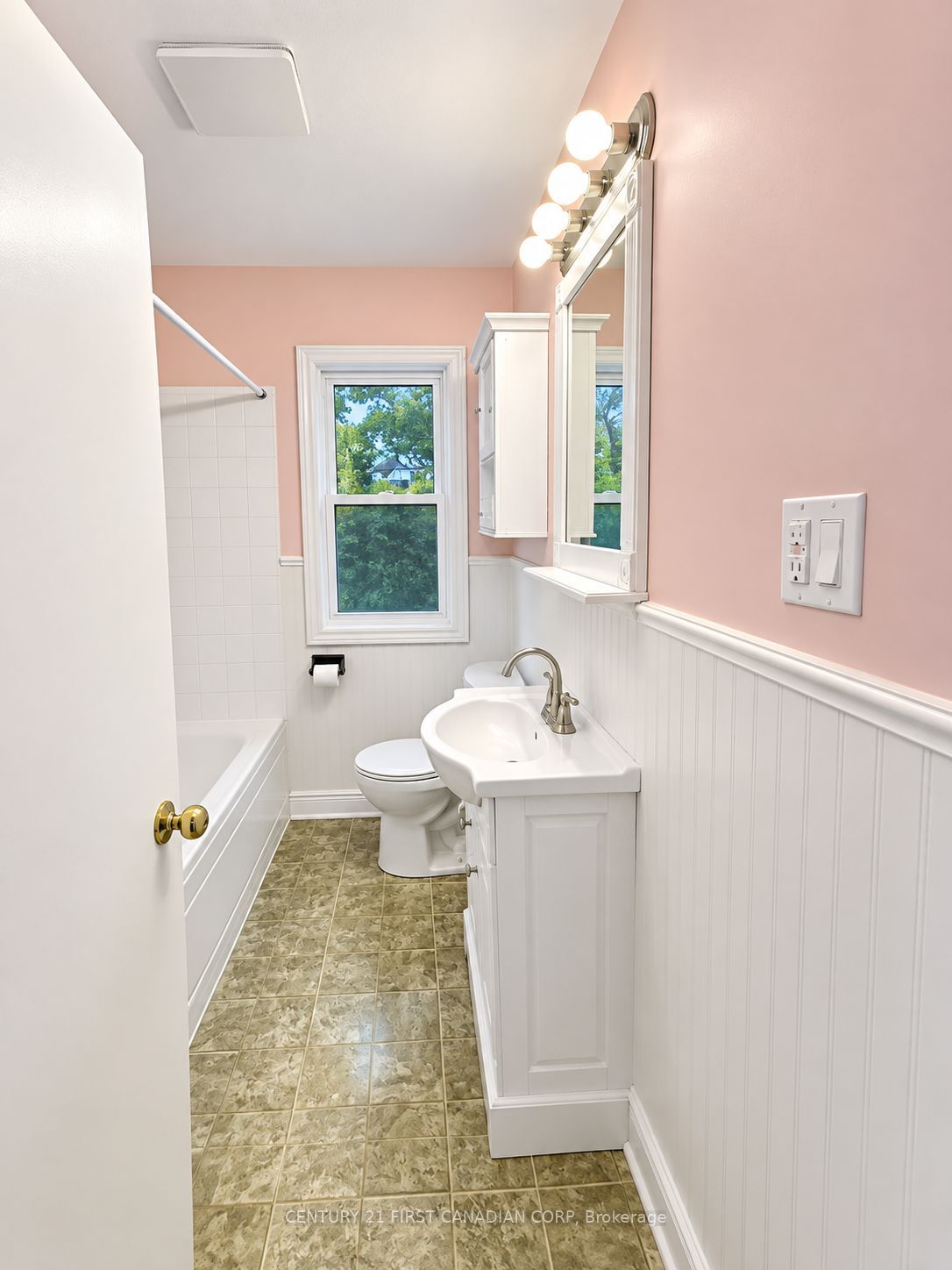 638 Tennent Avenue Upper Level Property Photo 6