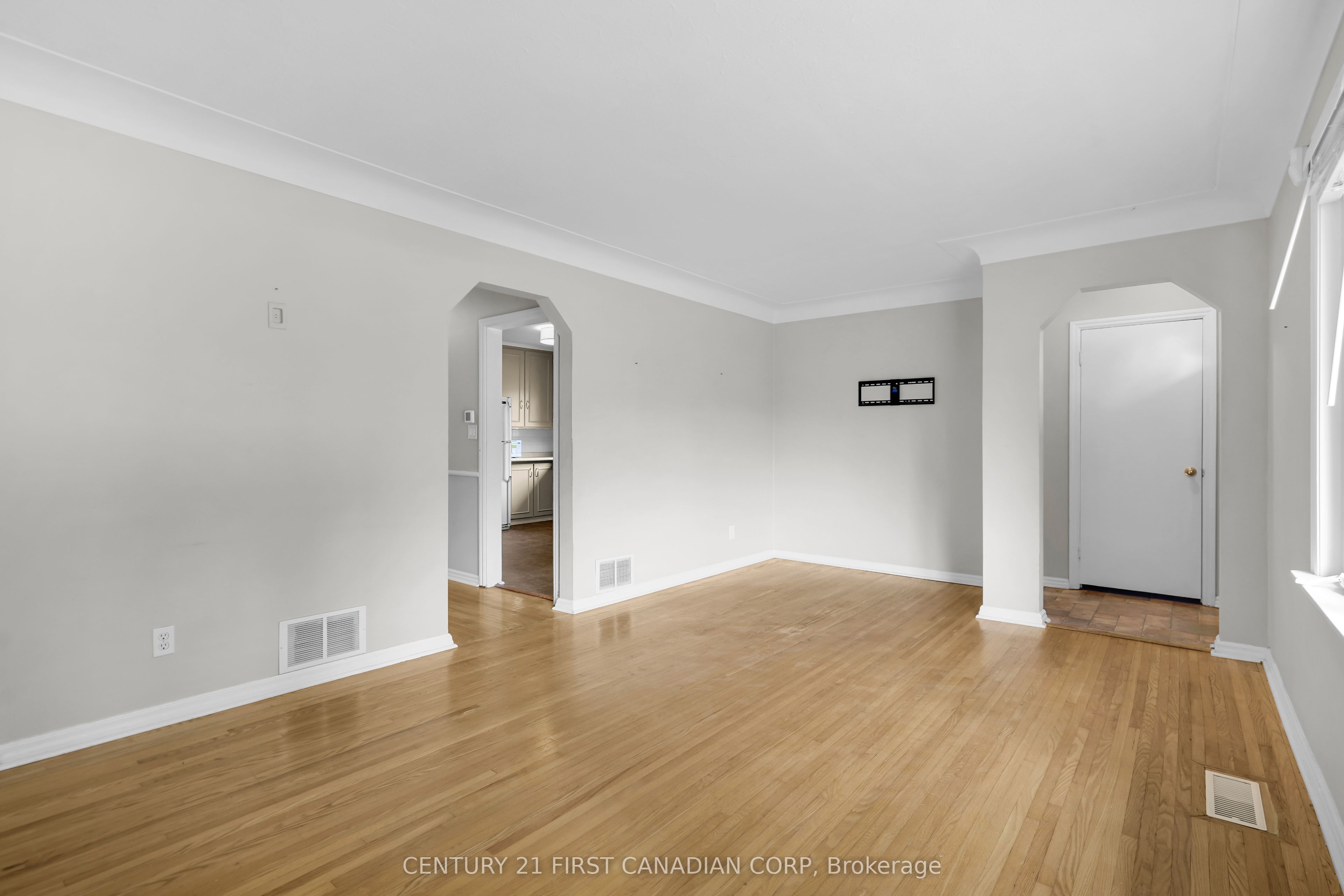 638 Tennent Avenue Upper Level Property Photo 10