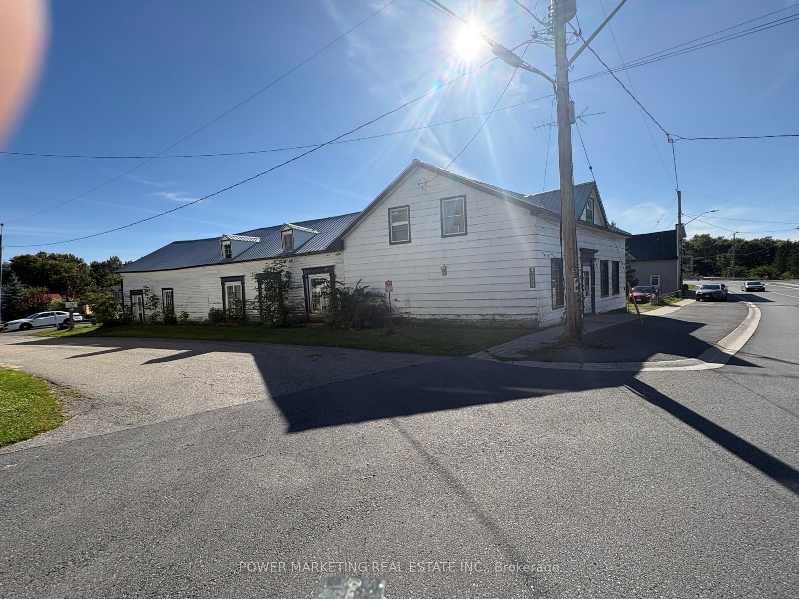 18556 Dundas Street Property Photo 1