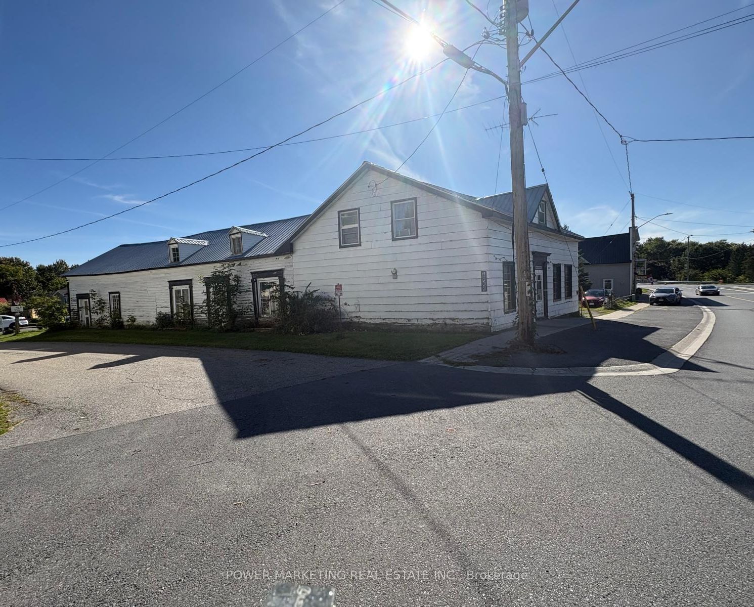 18556 Dundas Street Property Photo 1