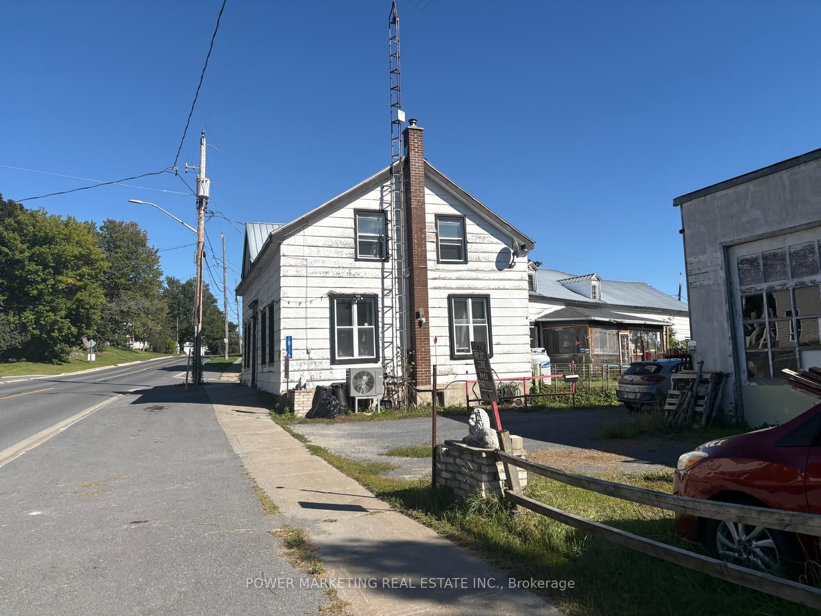18556 Dundas Street Property Photo 2