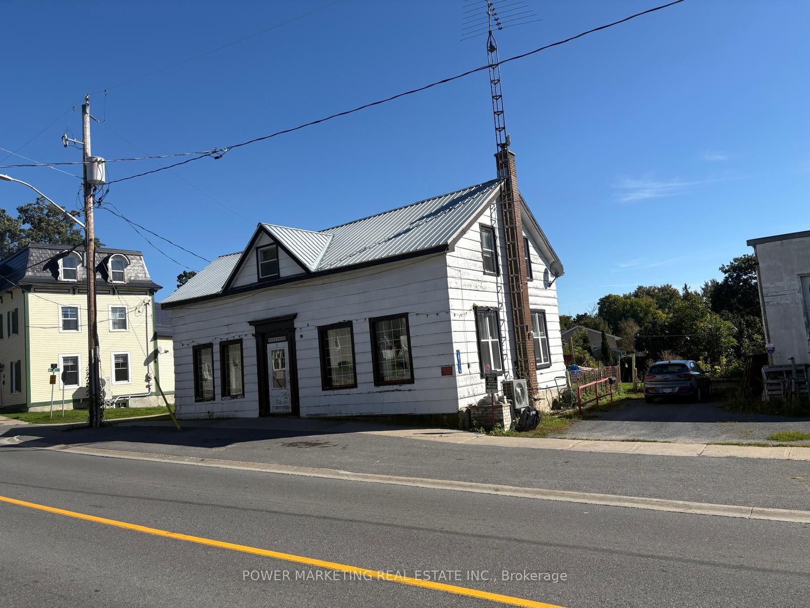 18556 Dundas Street Property Photo 3