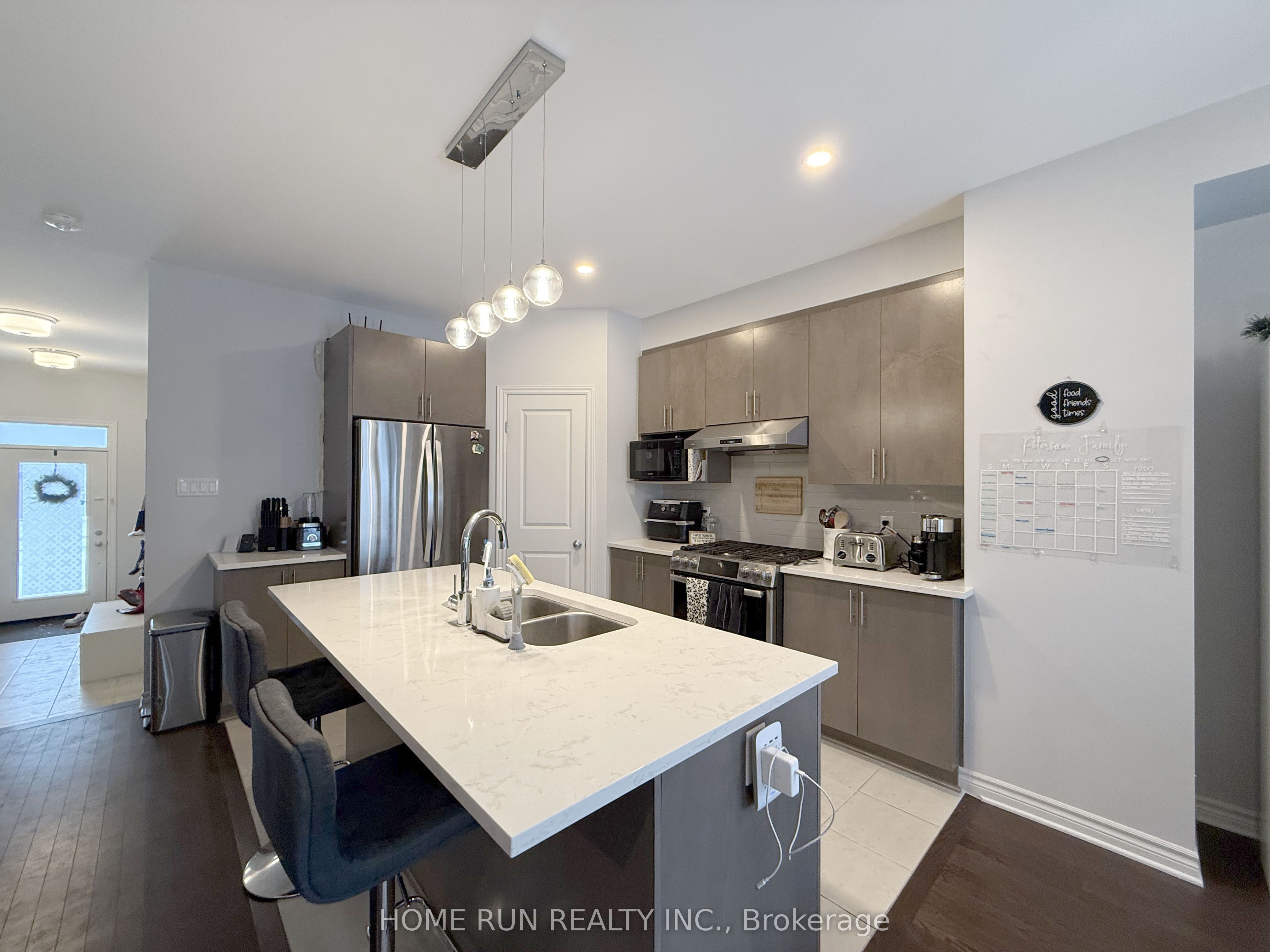 555 Jackdaw Avenue Property Photo 4