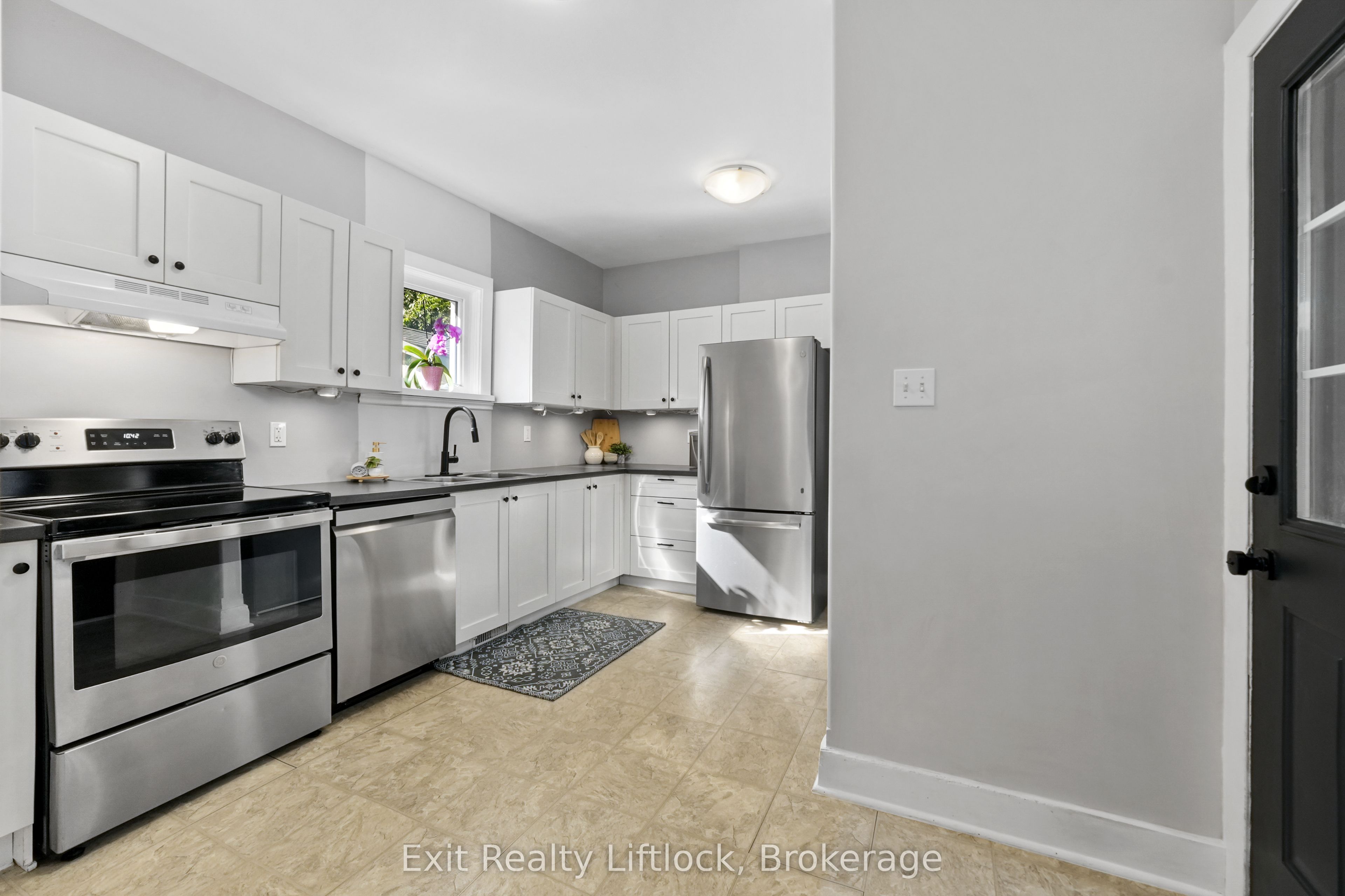 21 Aylmer Street S Property Photo 9