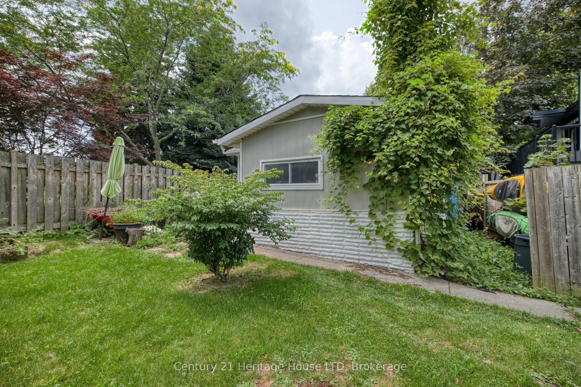 5204 King Street Property Photo 3