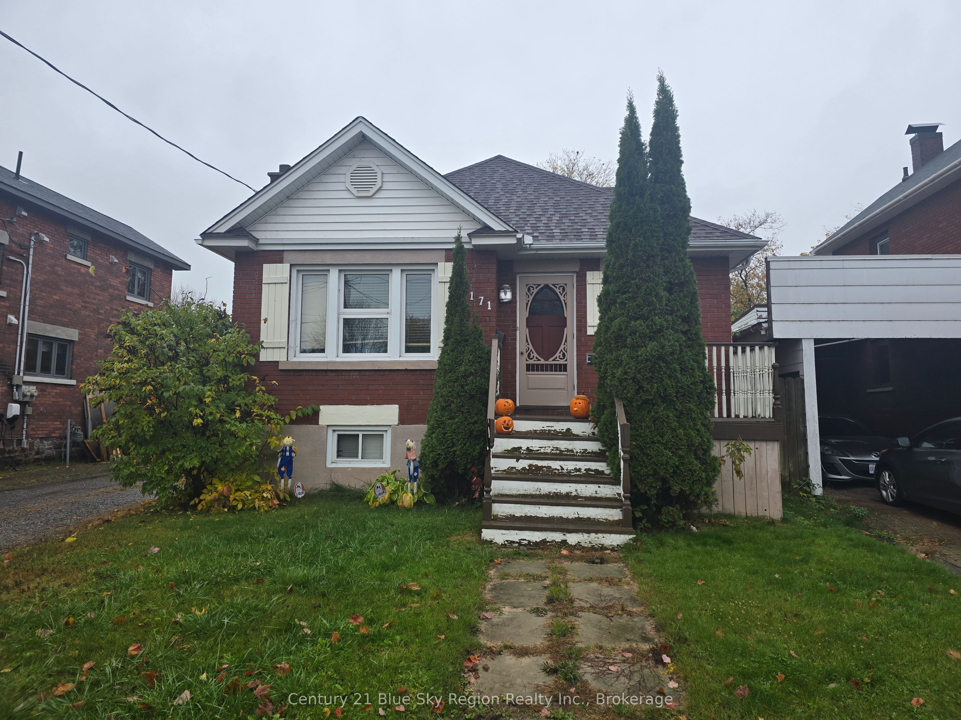 171 Fifth Avenue W Property Photo 1