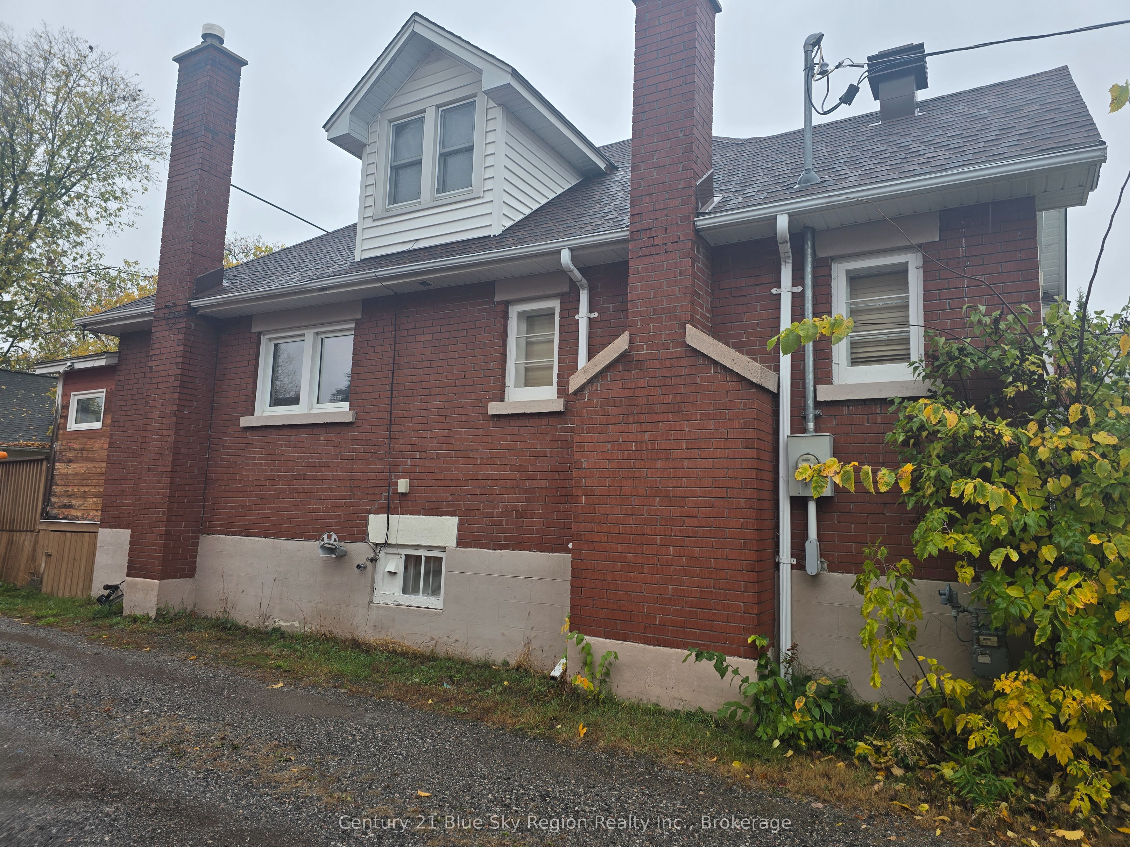 171 Fifth Avenue W Property Photo 2