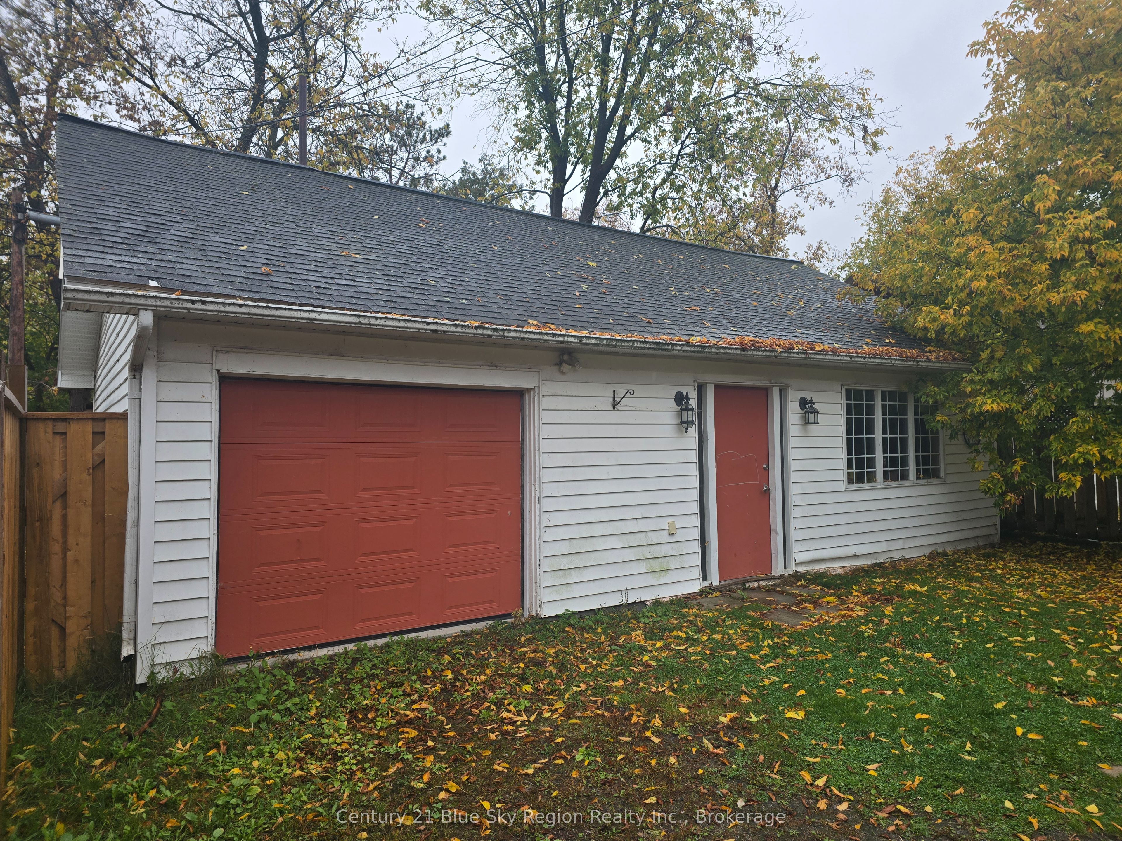171 Fifth Avenue W Property Photo 3
