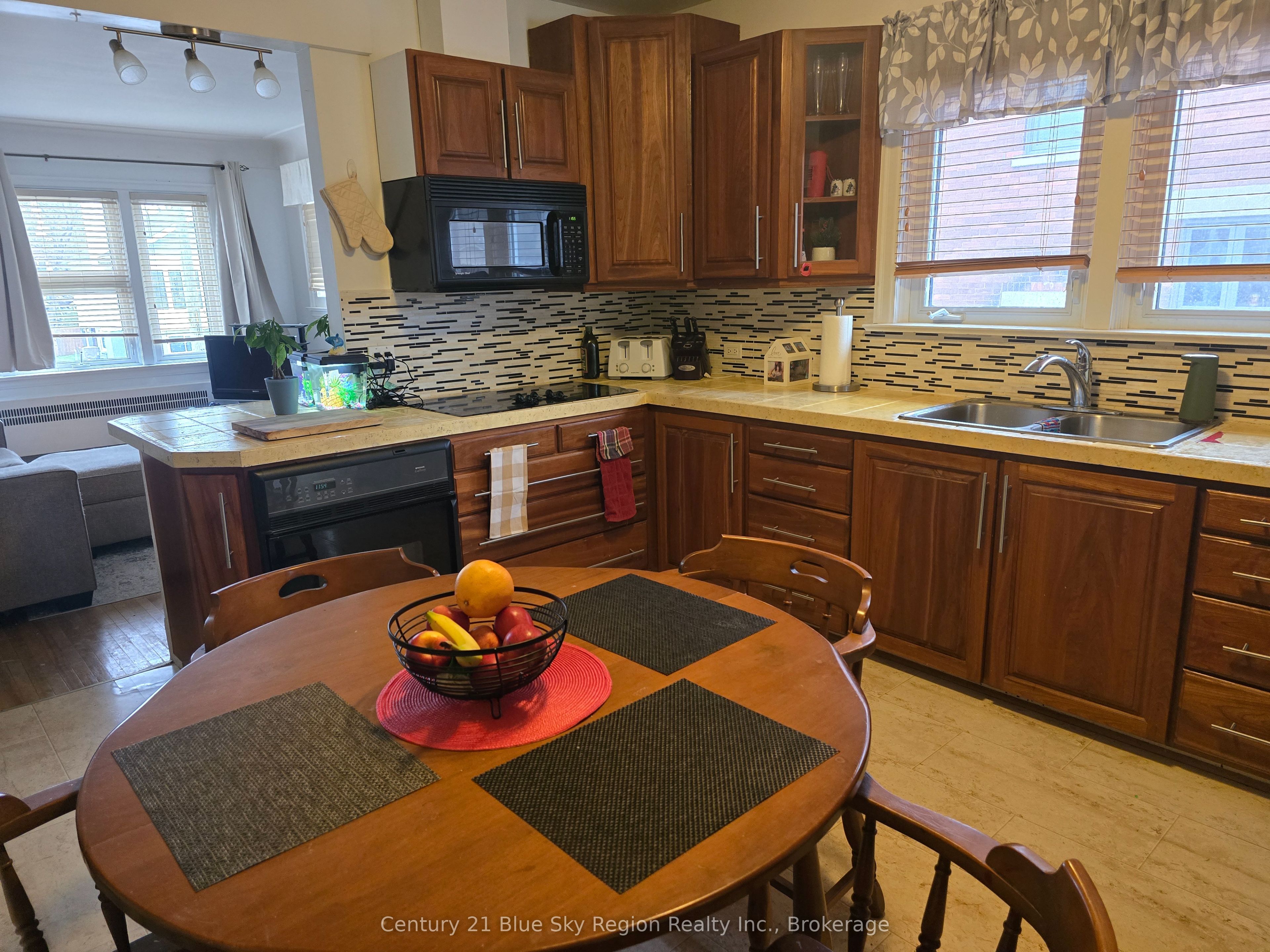 171 Fifth Avenue W Property Photo 7
