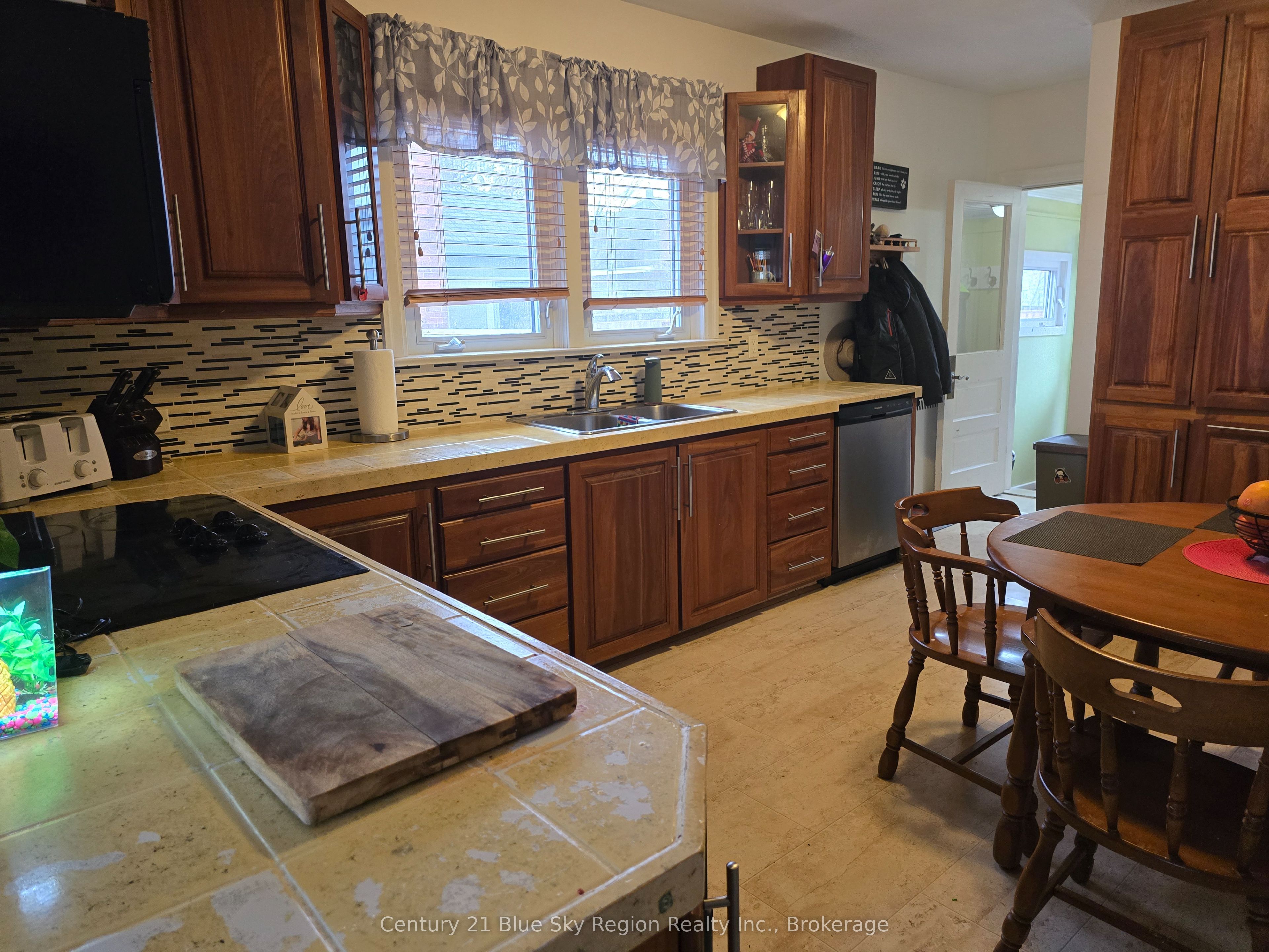 171 Fifth Avenue W Property Photo 8