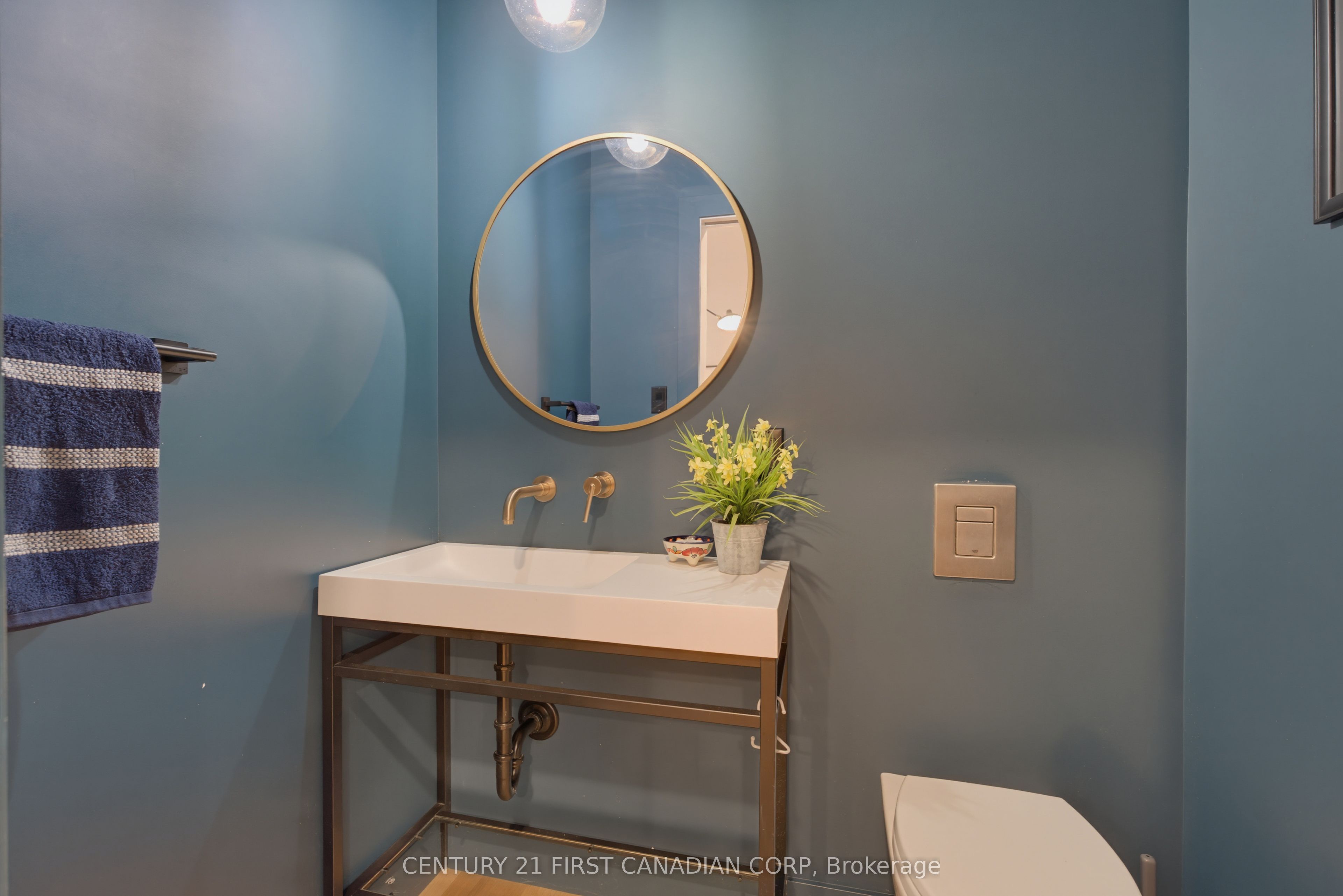 1125 The Parkway Property Photo 6