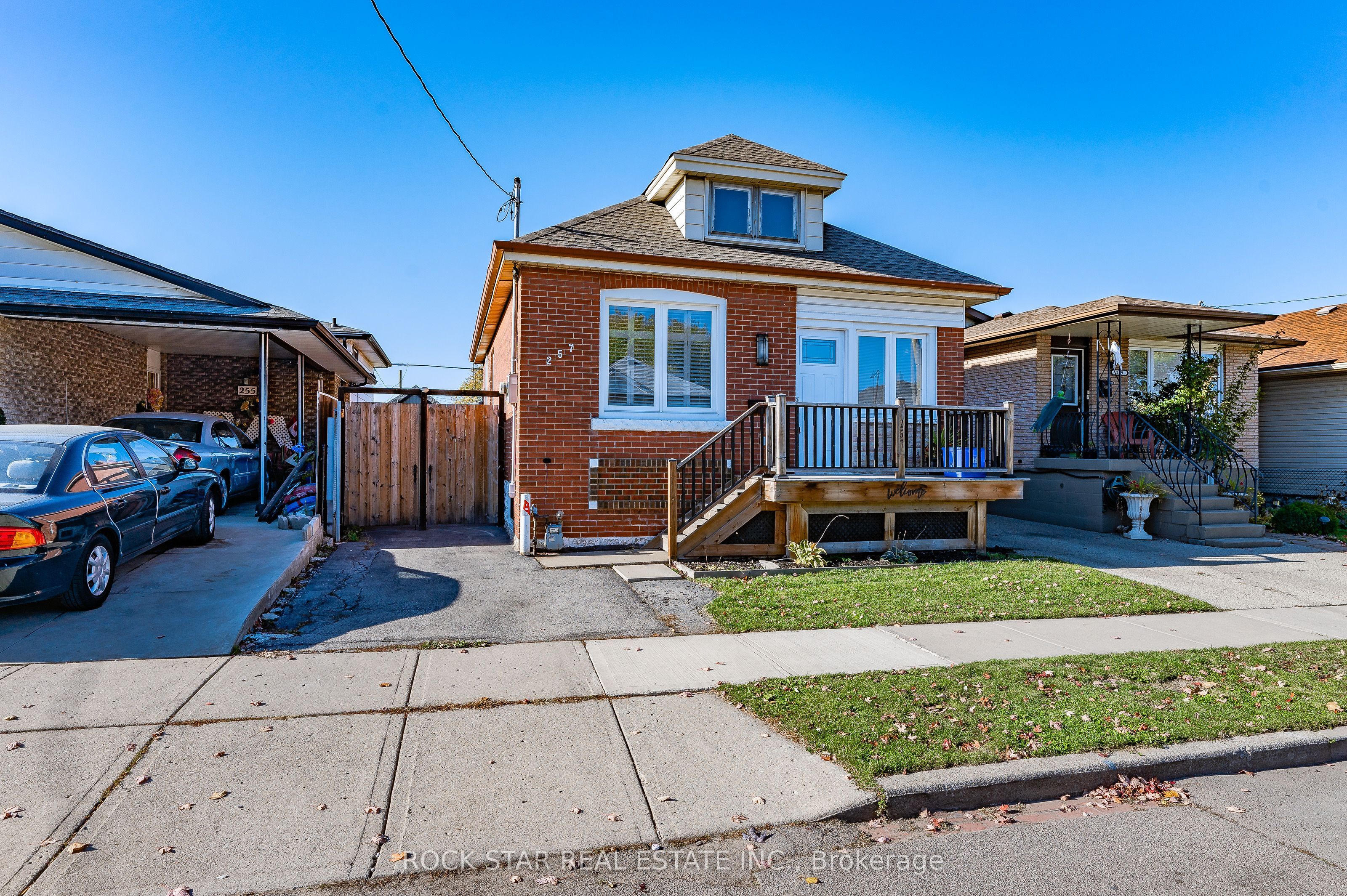 257 Tragina Avenue N Property Photo 1