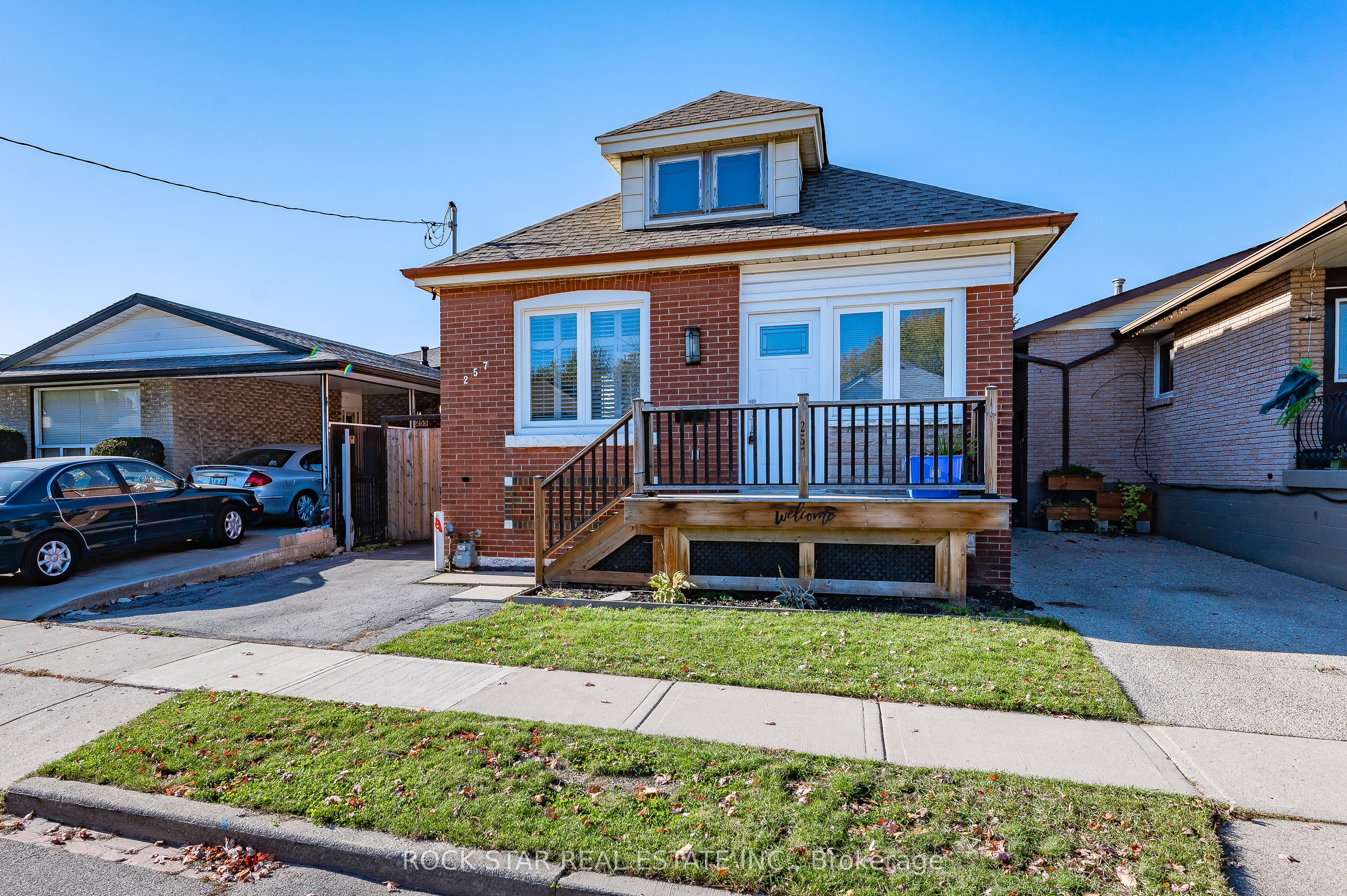 257 Tragina Avenue N Property Photo 2