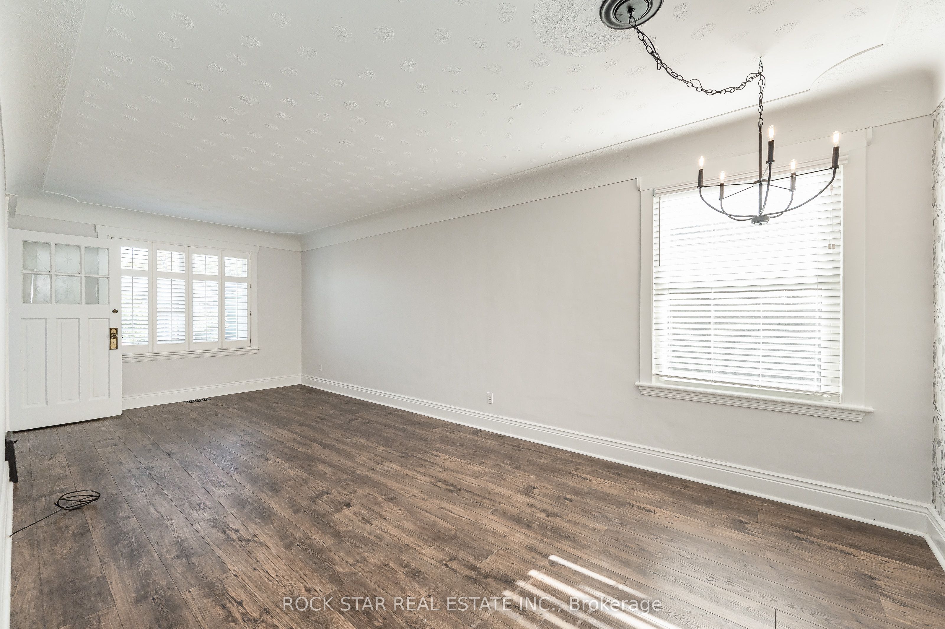 257 Tragina Avenue N Property Photo 4