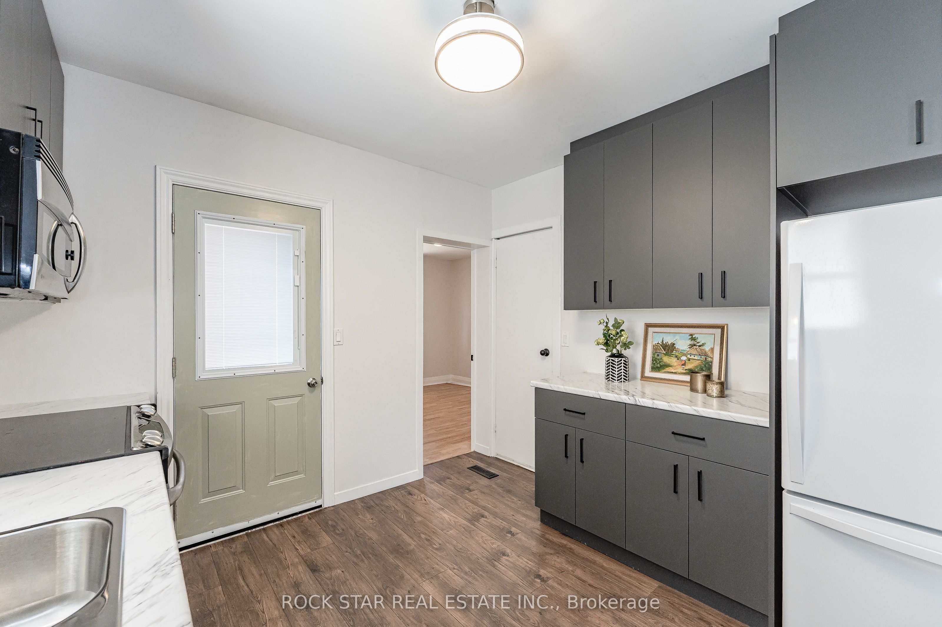 257 Tragina Avenue N Property Photo 8