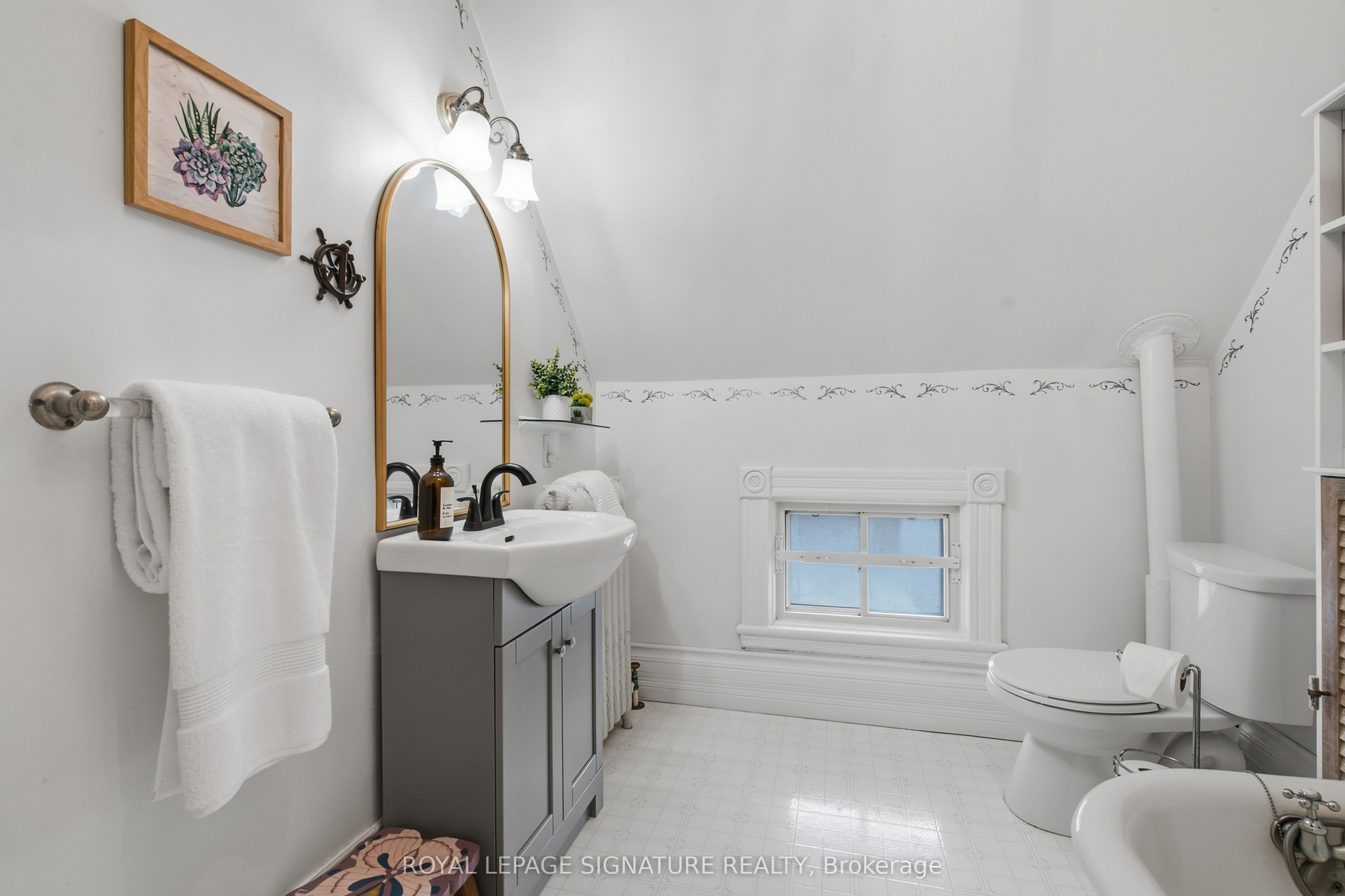 136 King Street S Property Photo 21