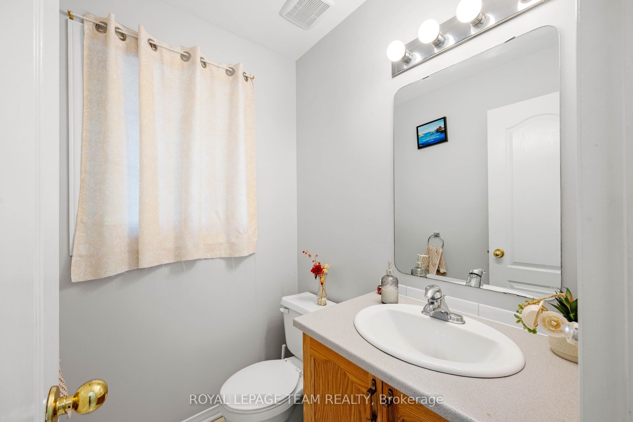 5953 Pineglade Crescent Property Photo 13