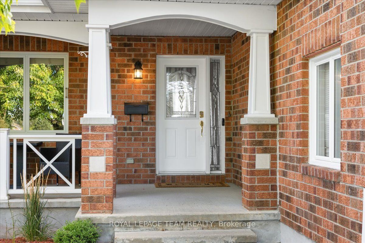 6 Amberlakes Drive Property Photo 2