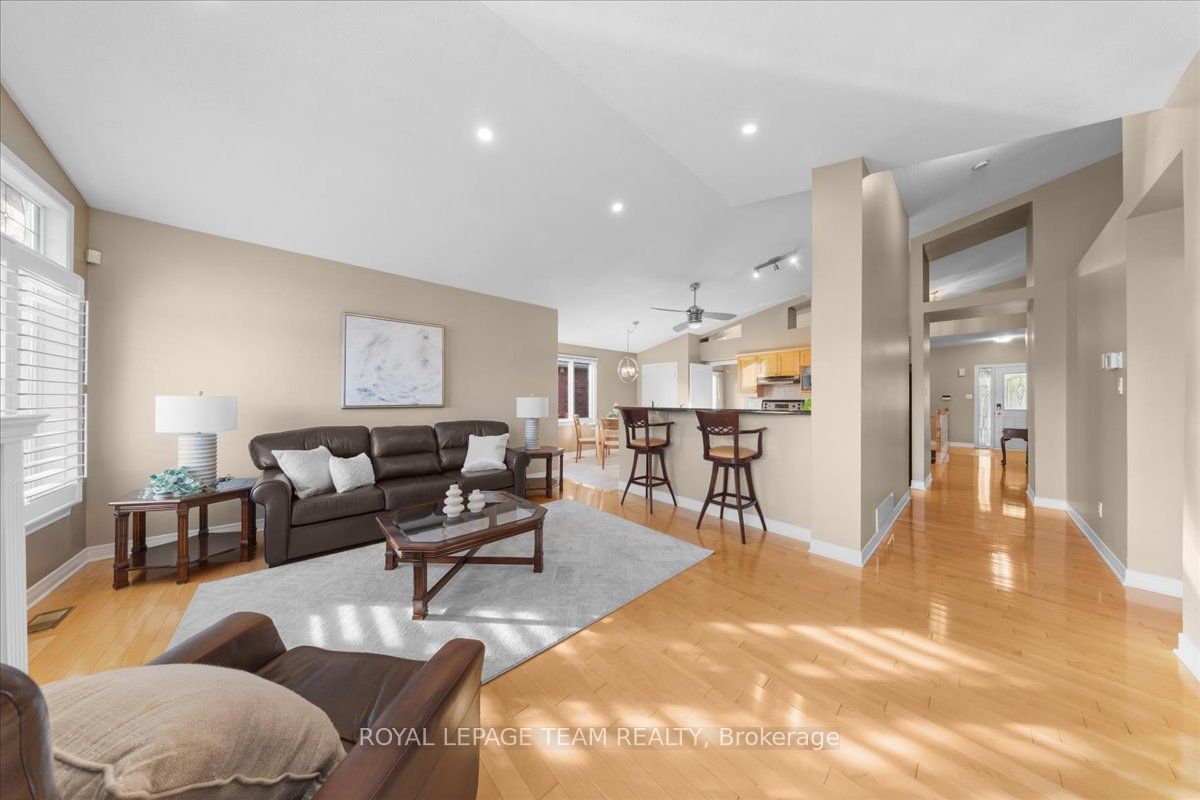 6 Amberlakes Drive Property Photo 9