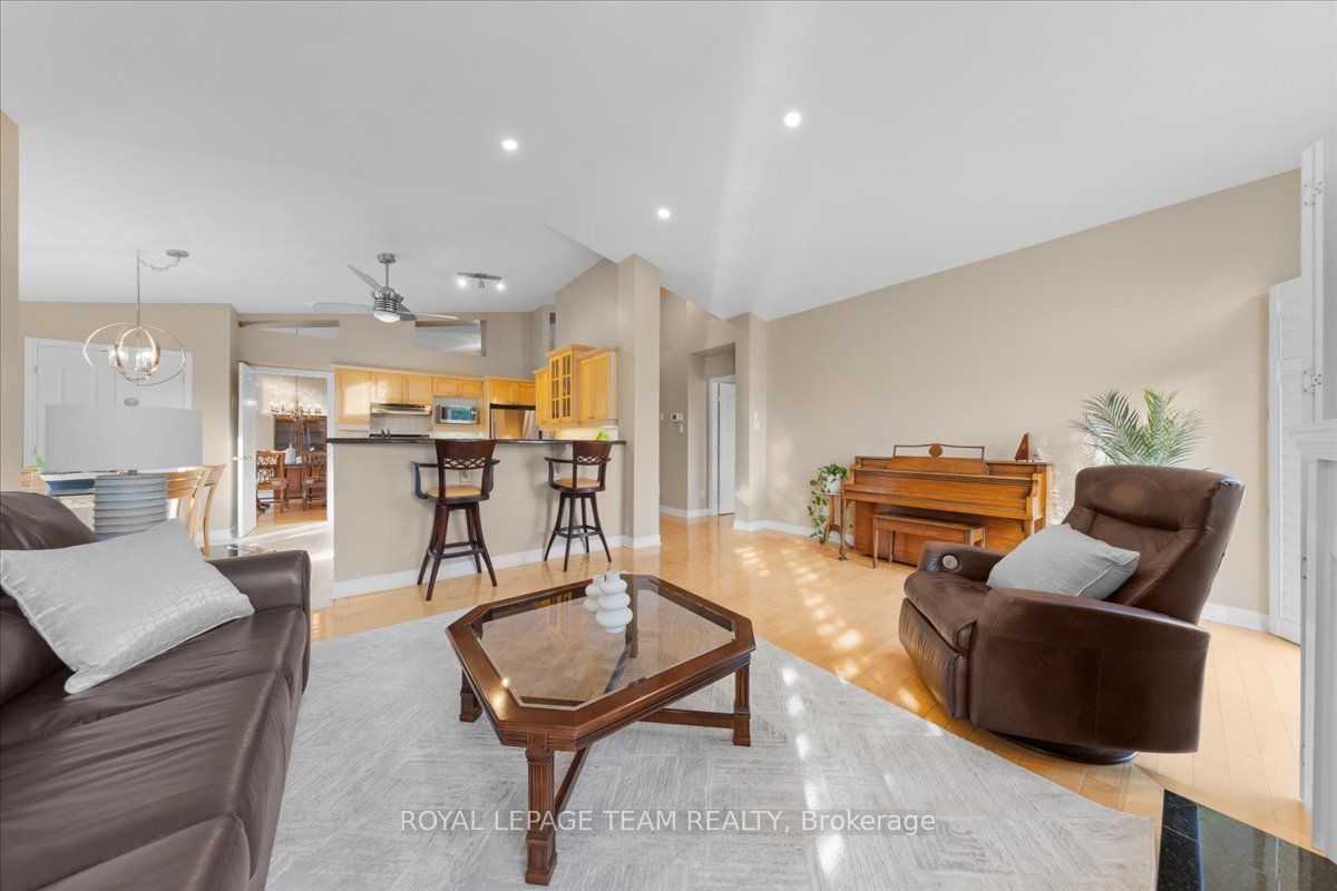 6 Amberlakes Drive Property Photo 10