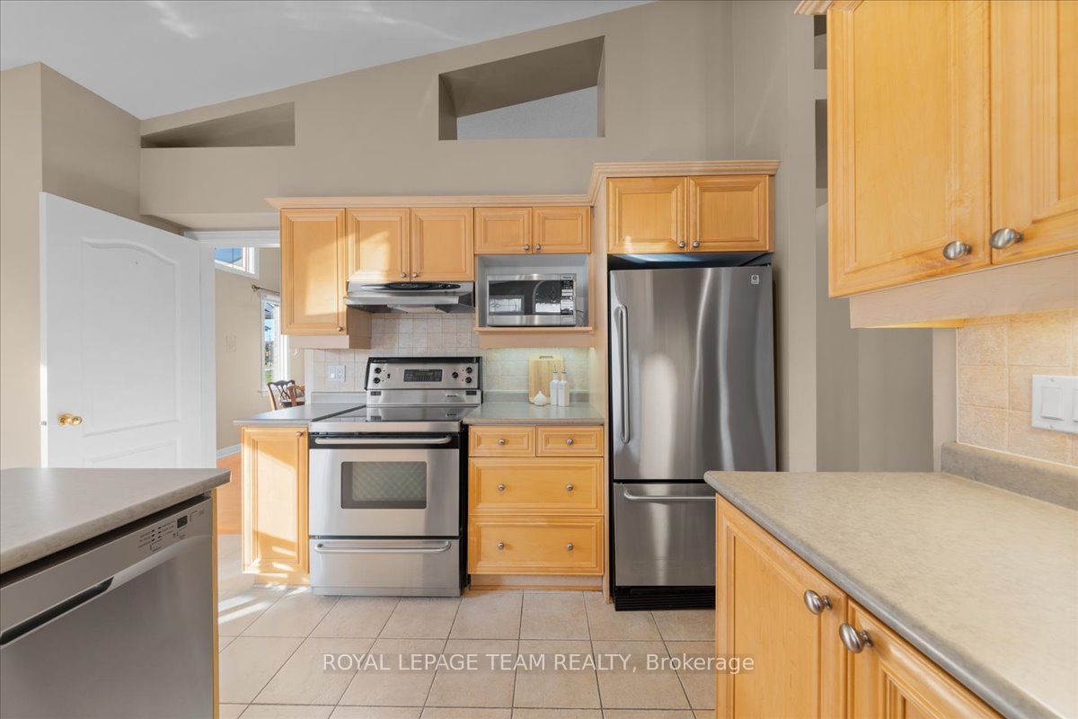 6 Amberlakes Drive Property Photo 16