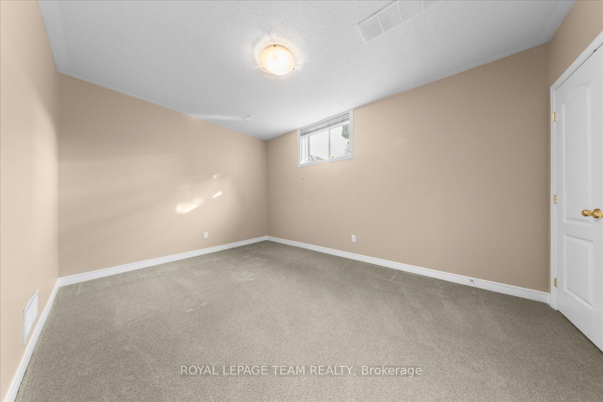 6 Amberlakes Drive Property Photo 18