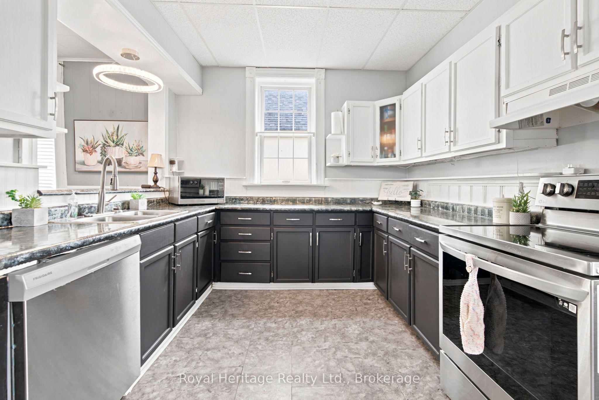 61 Lindsay Street N Property Photo 11