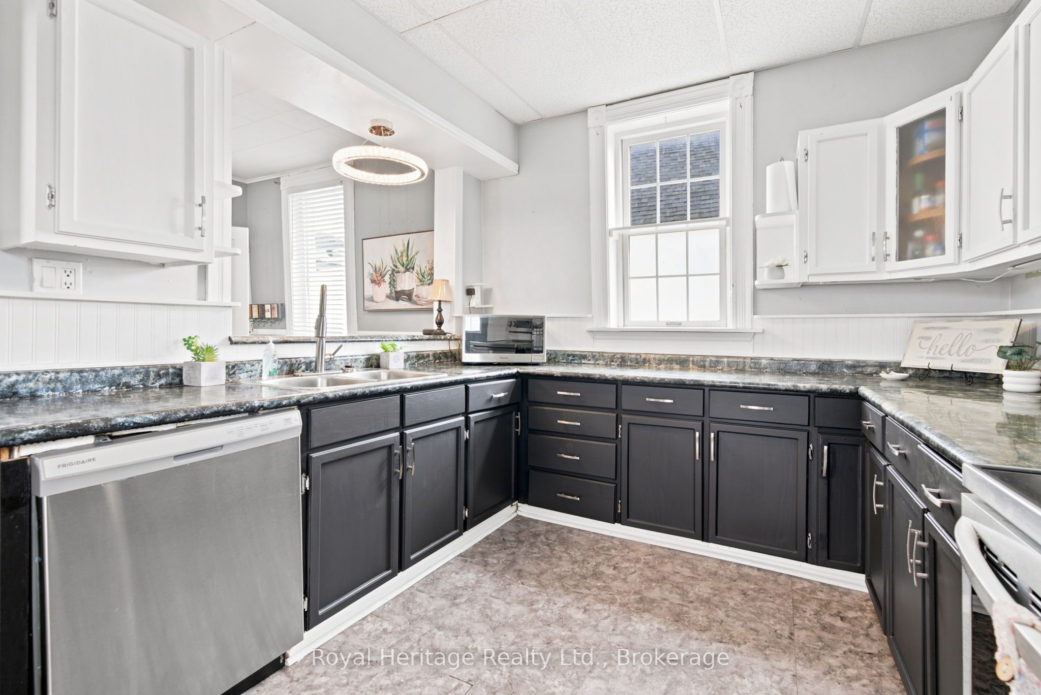 61 Lindsay Street N Property Photo 12