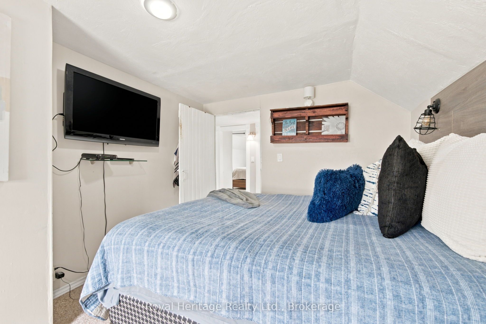 61 Lindsay Street N Property Photo 23