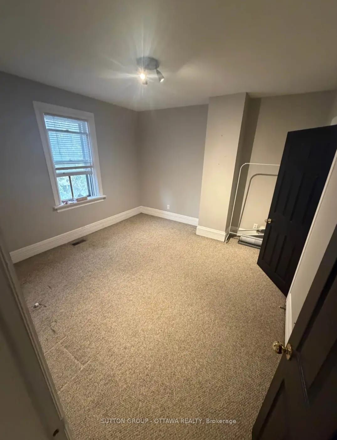 607 Maclaren Street Property Photo 6