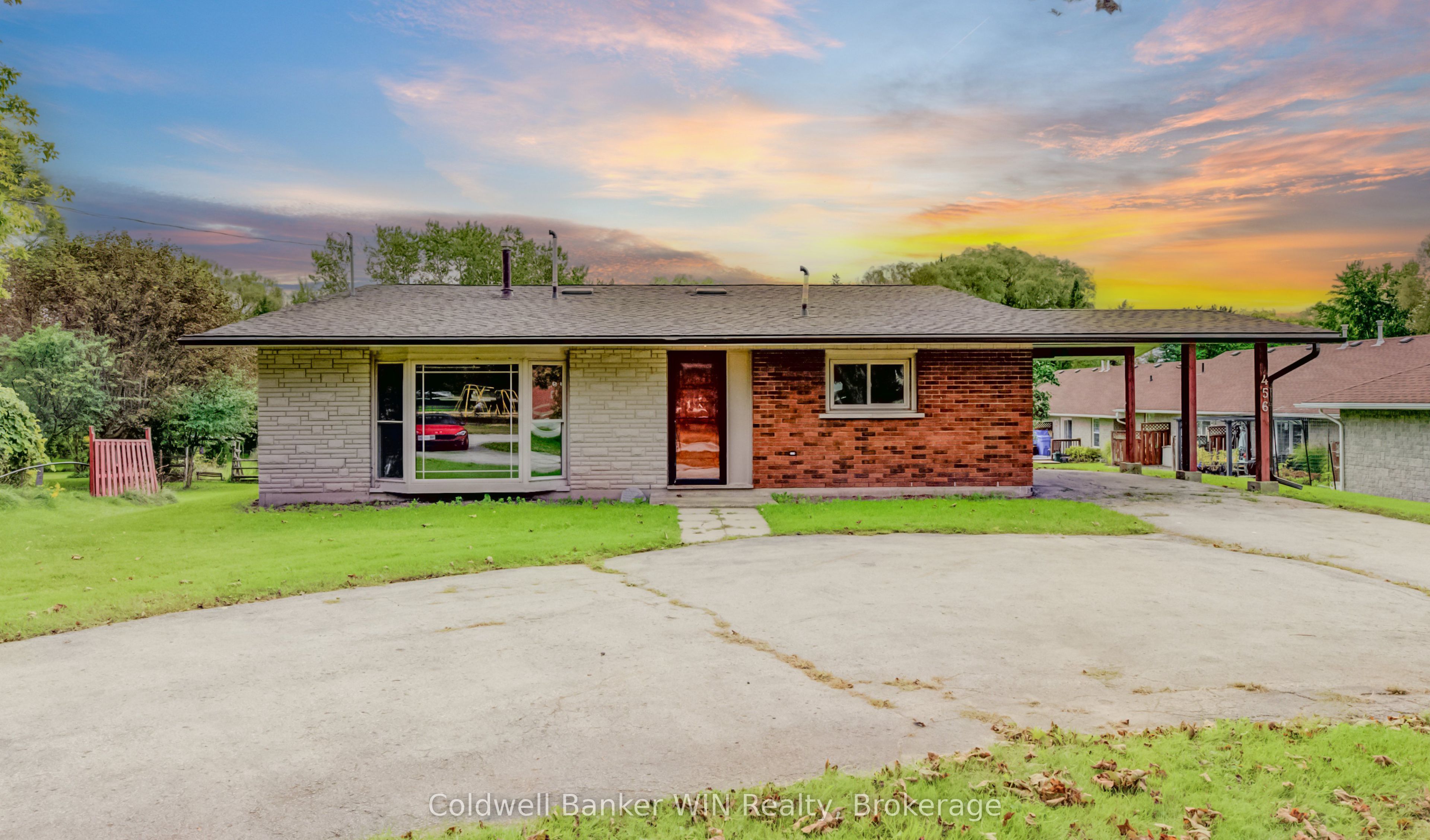 456 Queen Street W Property Photo 1