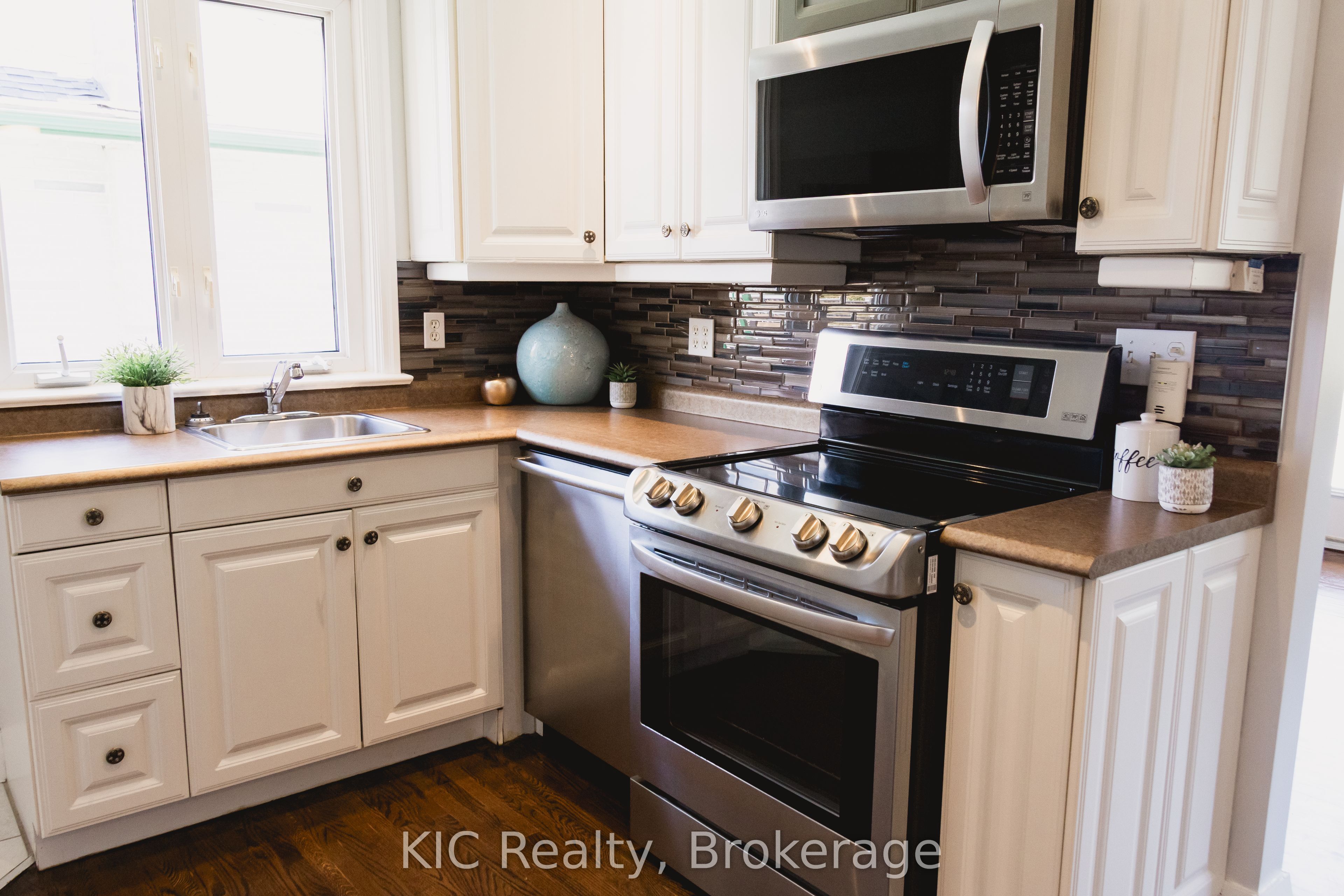 572 Shirley Street Property Photo 10