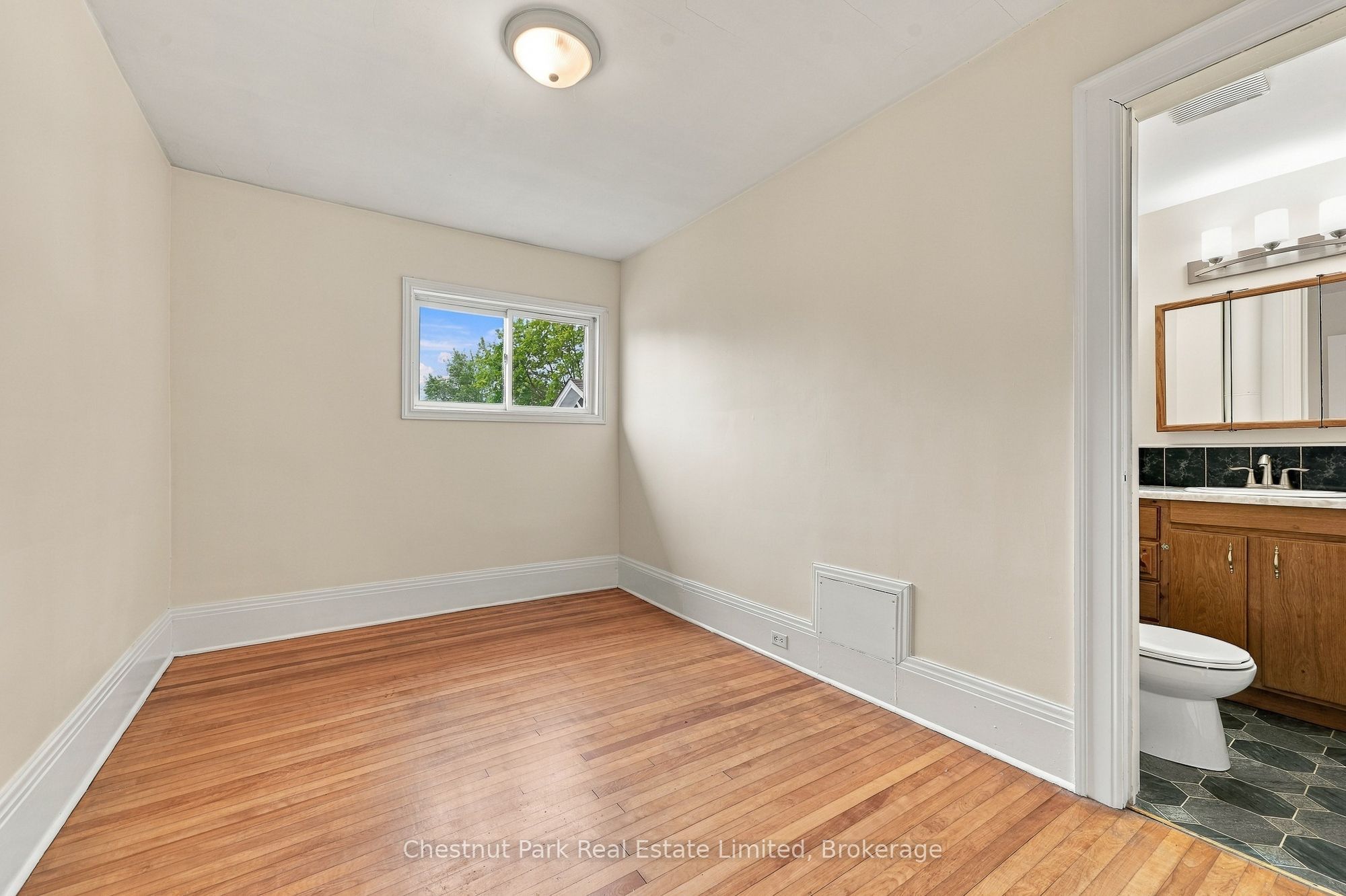 10 Northport Street Property Photo 12