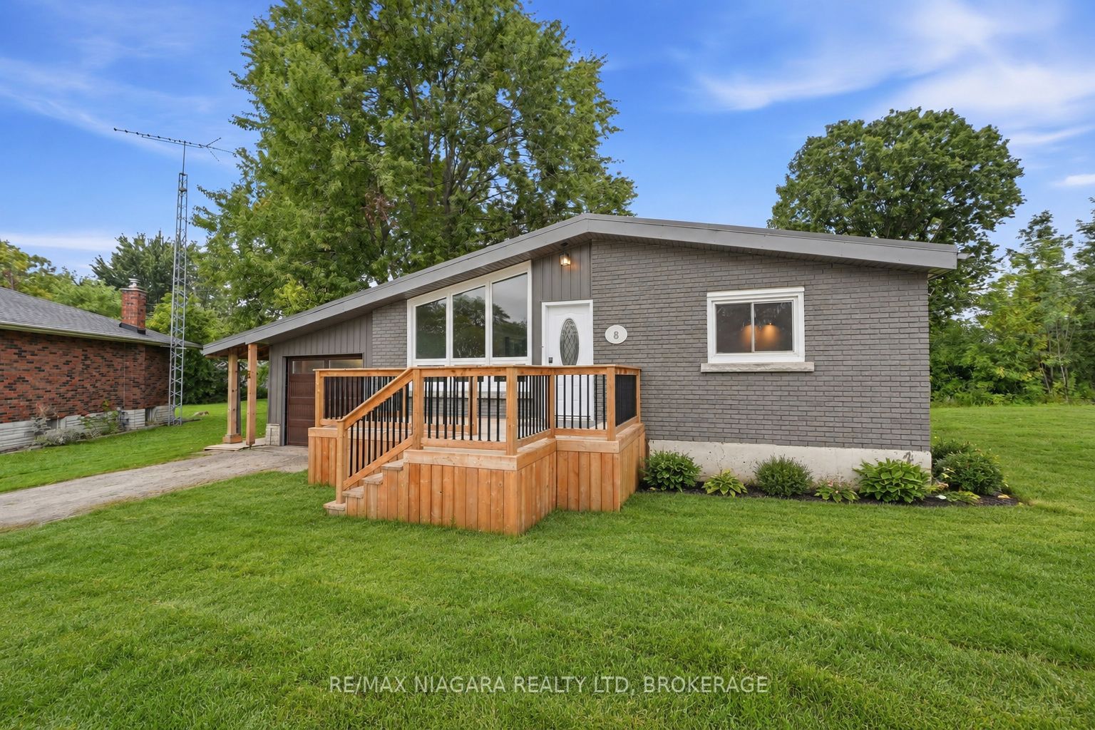 8 North Crescent Drive N Property Photo 1