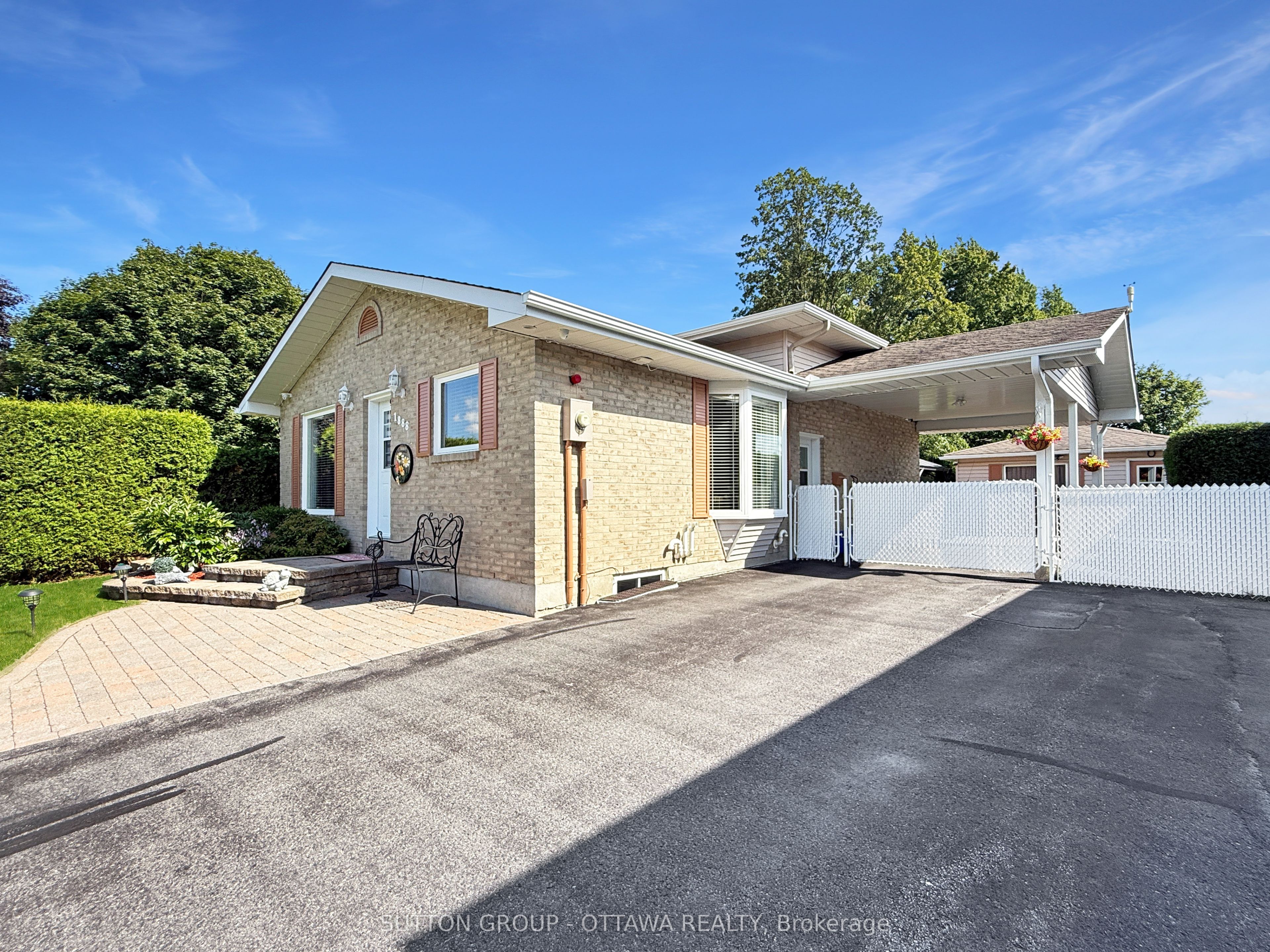 1888 Belvedere Crescent Property Photo 1