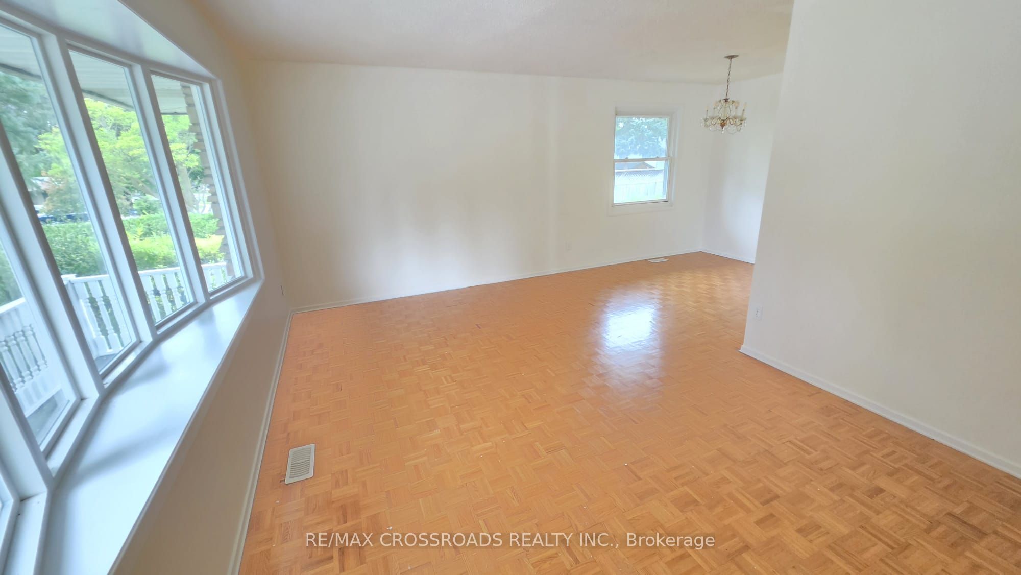 106 Kimberly Crescent Property Photo 3
