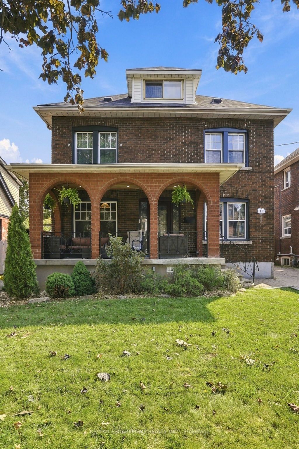 17 Tuxedo Avenue S Property Photo 1
