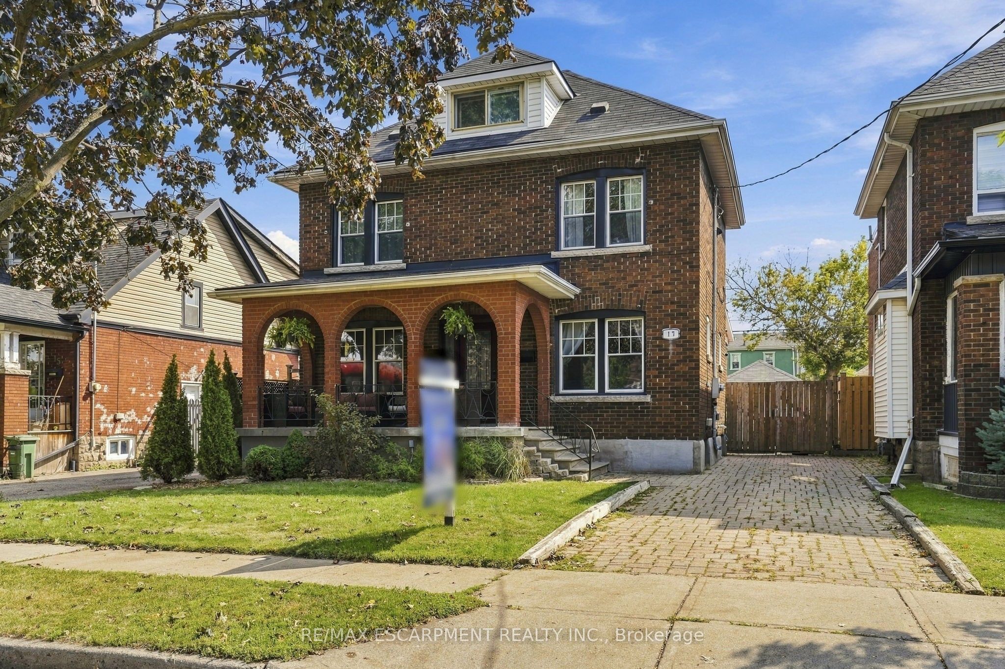 17 Tuxedo Avenue S Property Photo 2